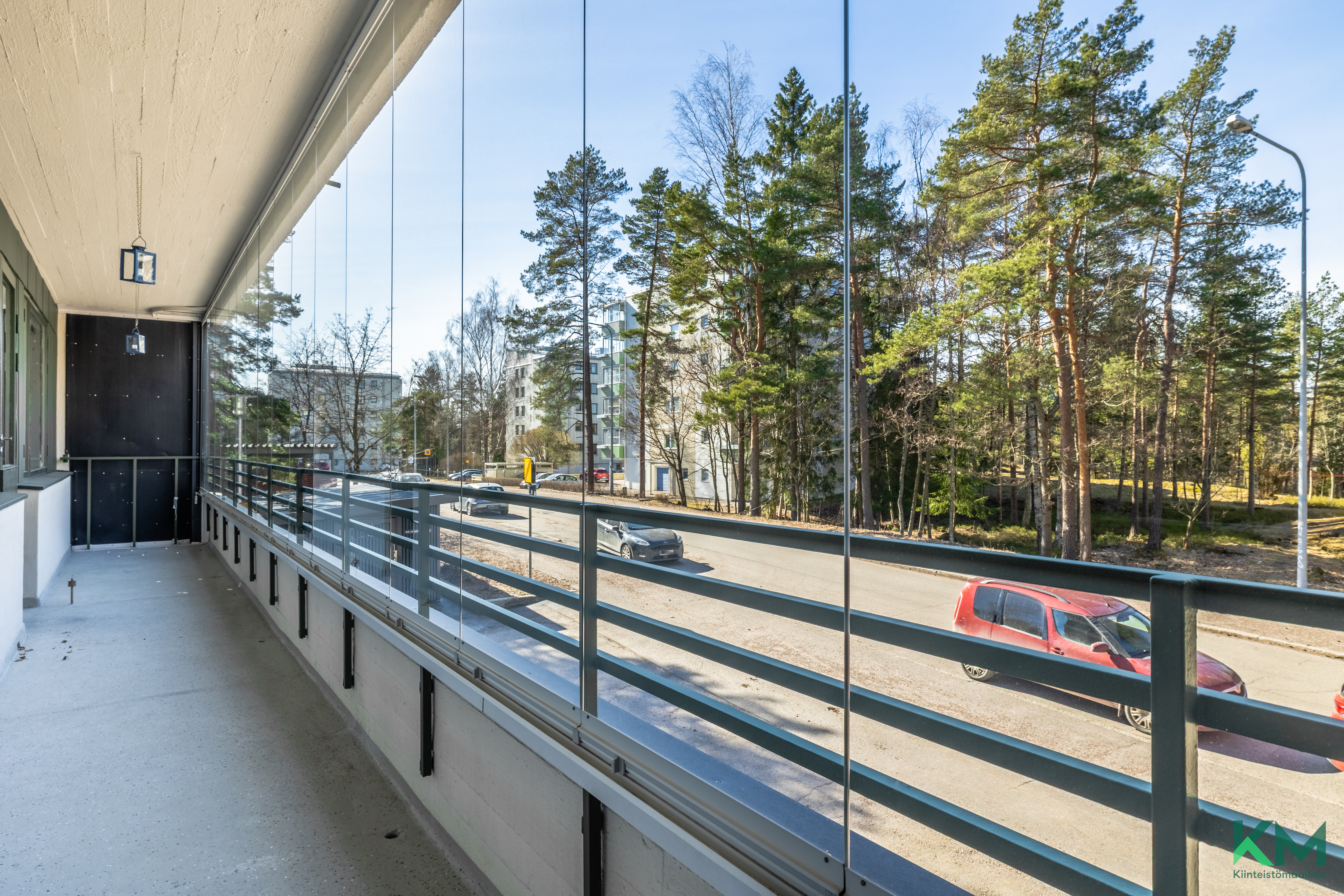 huoneiston levyinen, lasitettu parveke