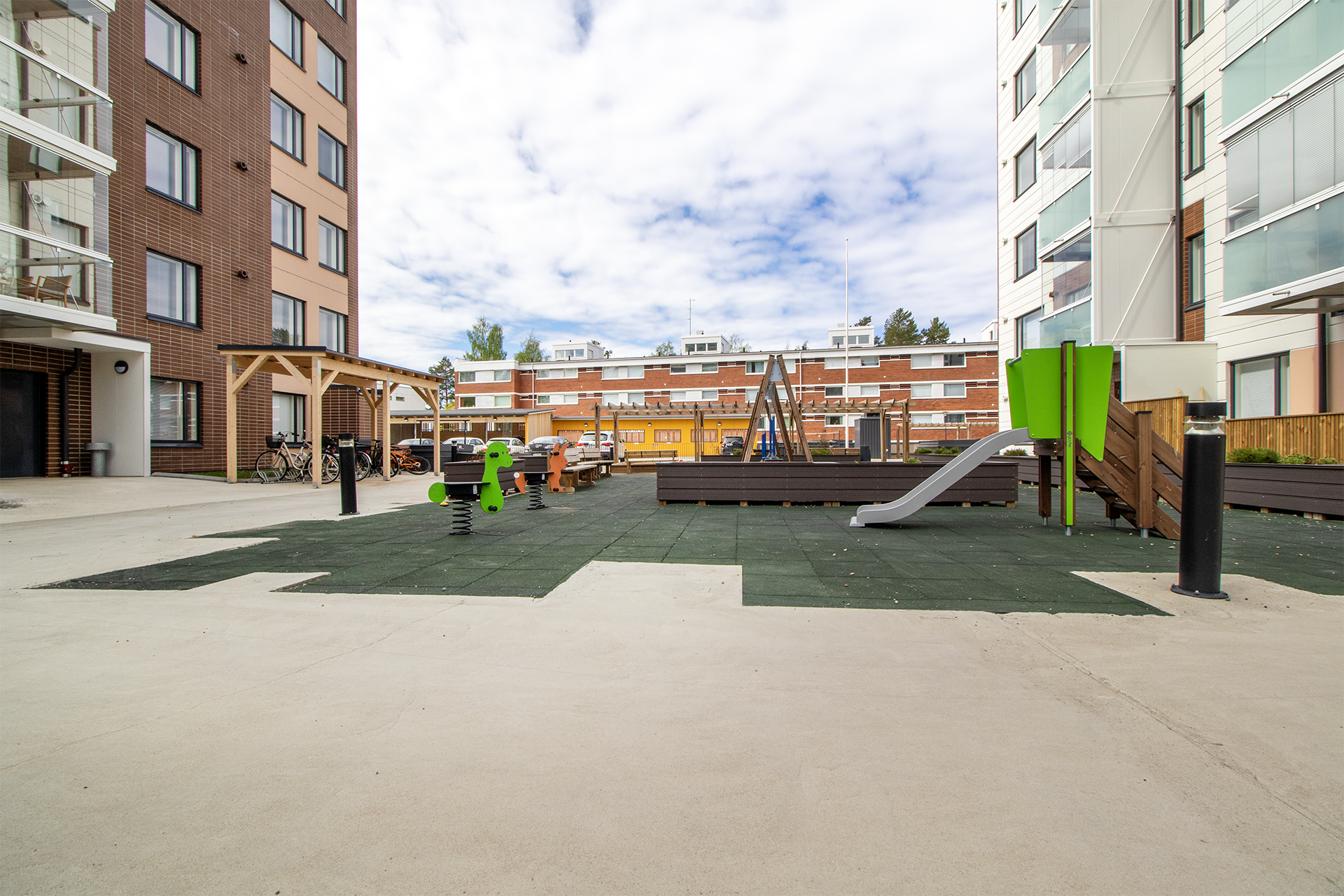 Taloytiön leikkipaikka.