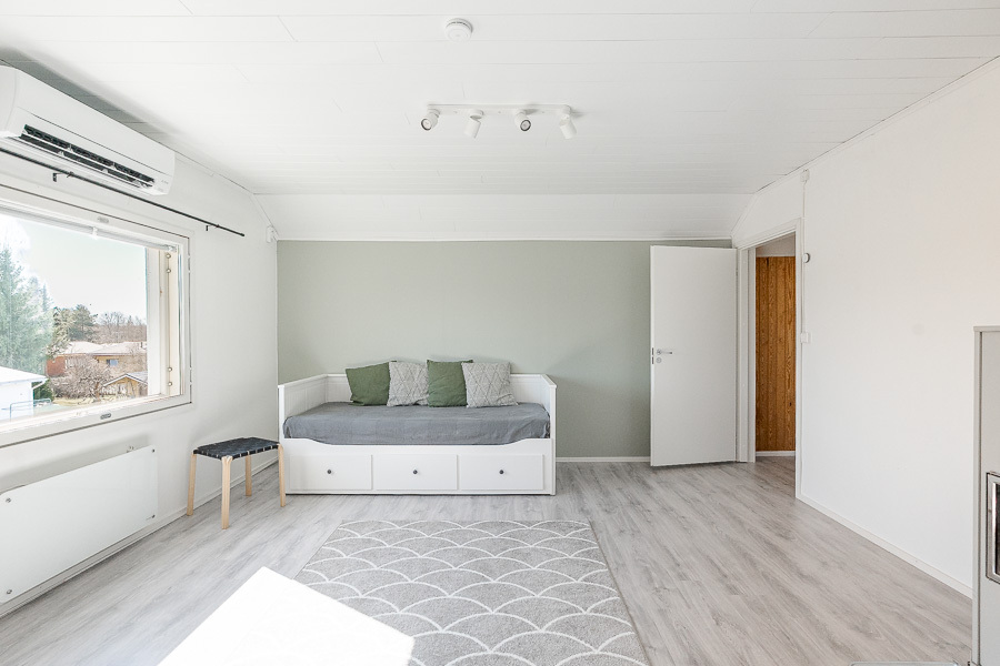 MAKUUHUONE 2 YLÄKERRASSA