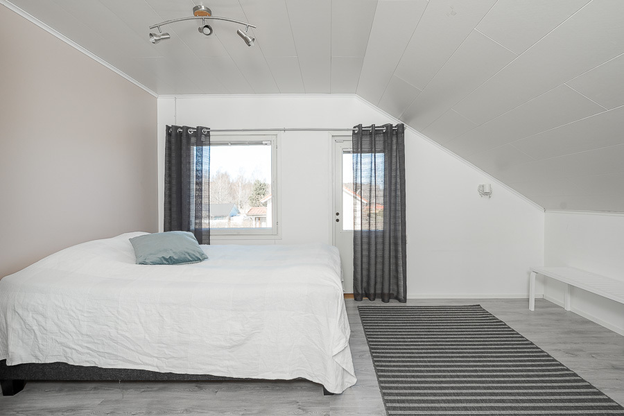 MAKUUHUONE 3 YLÄKERRASSA