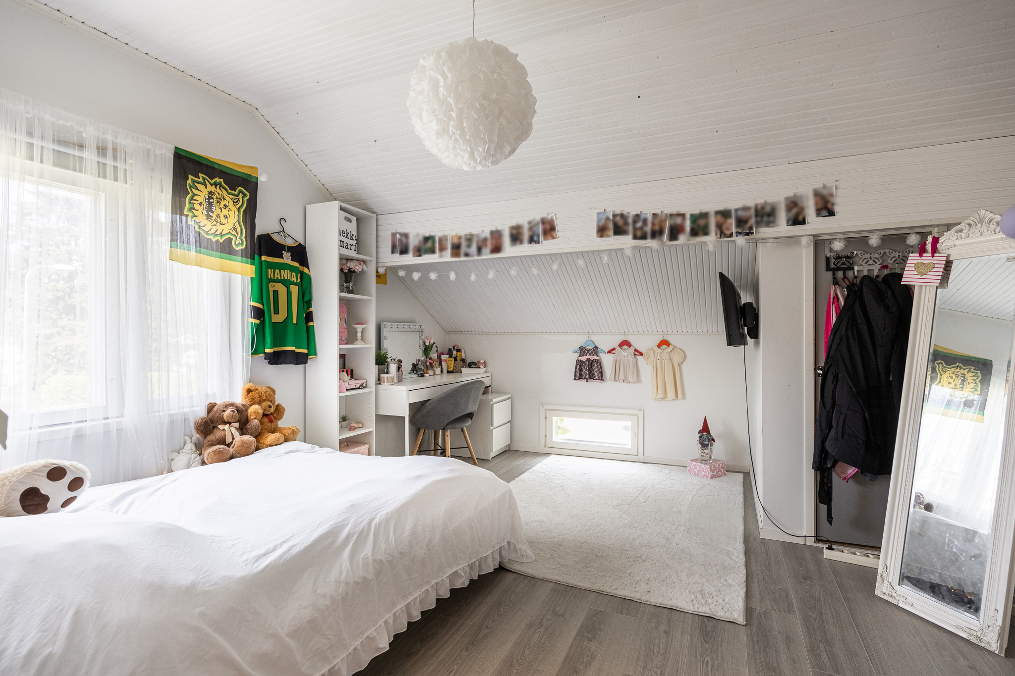 Yläkerran makuuhuone 2
