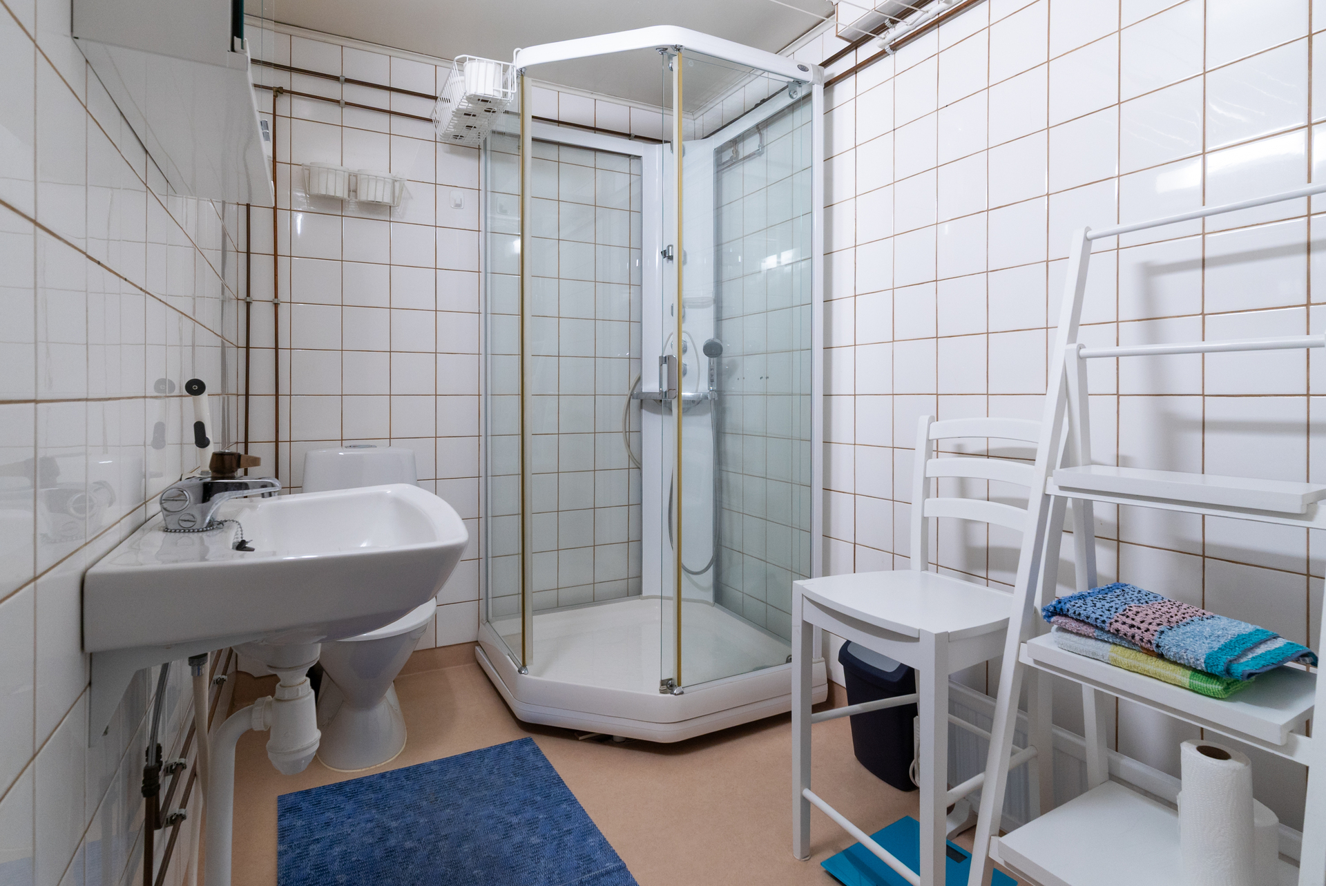 Yläkerran kylpyhuone/wc