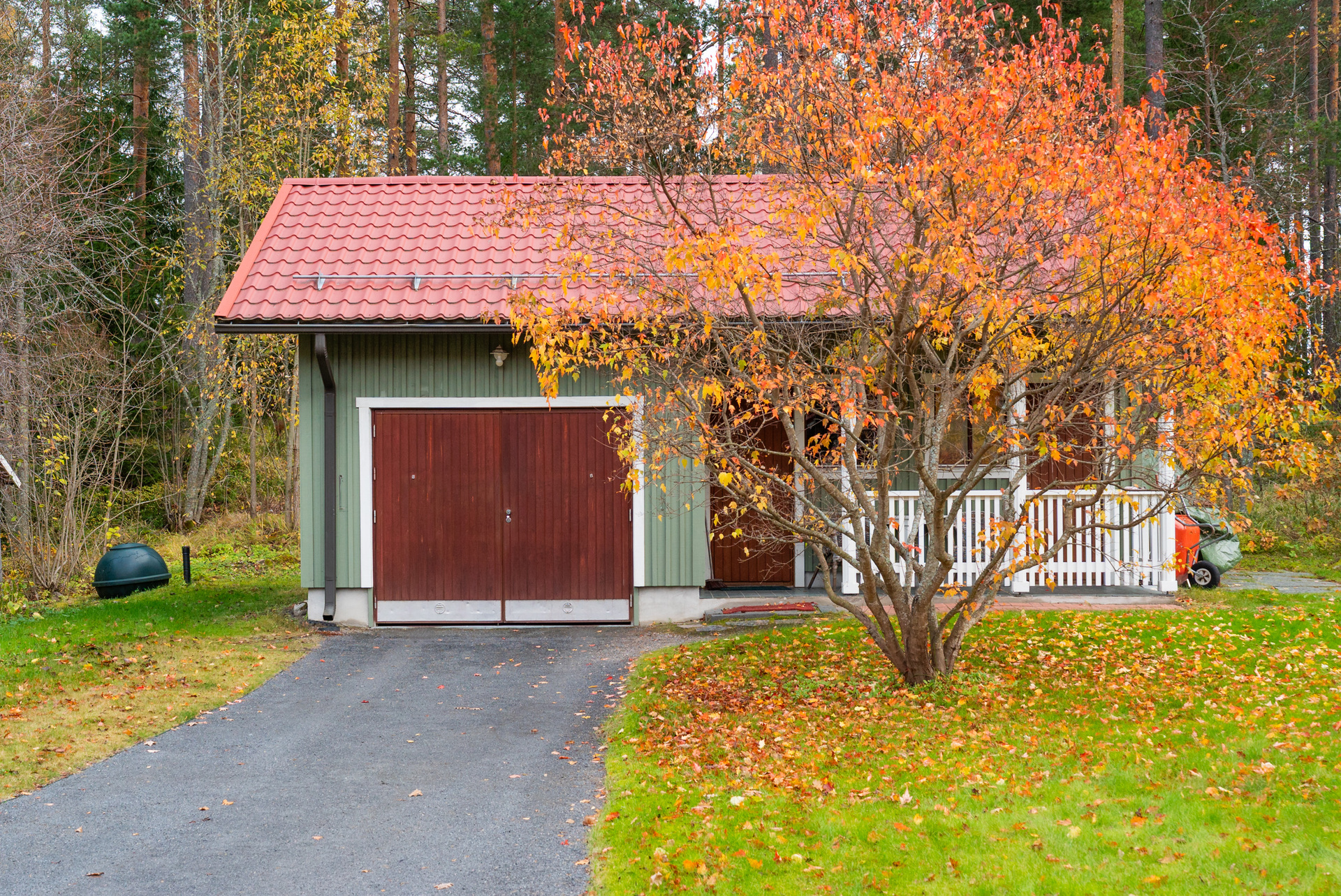 Piharakennuksessa autotalli, varasto ja sauna