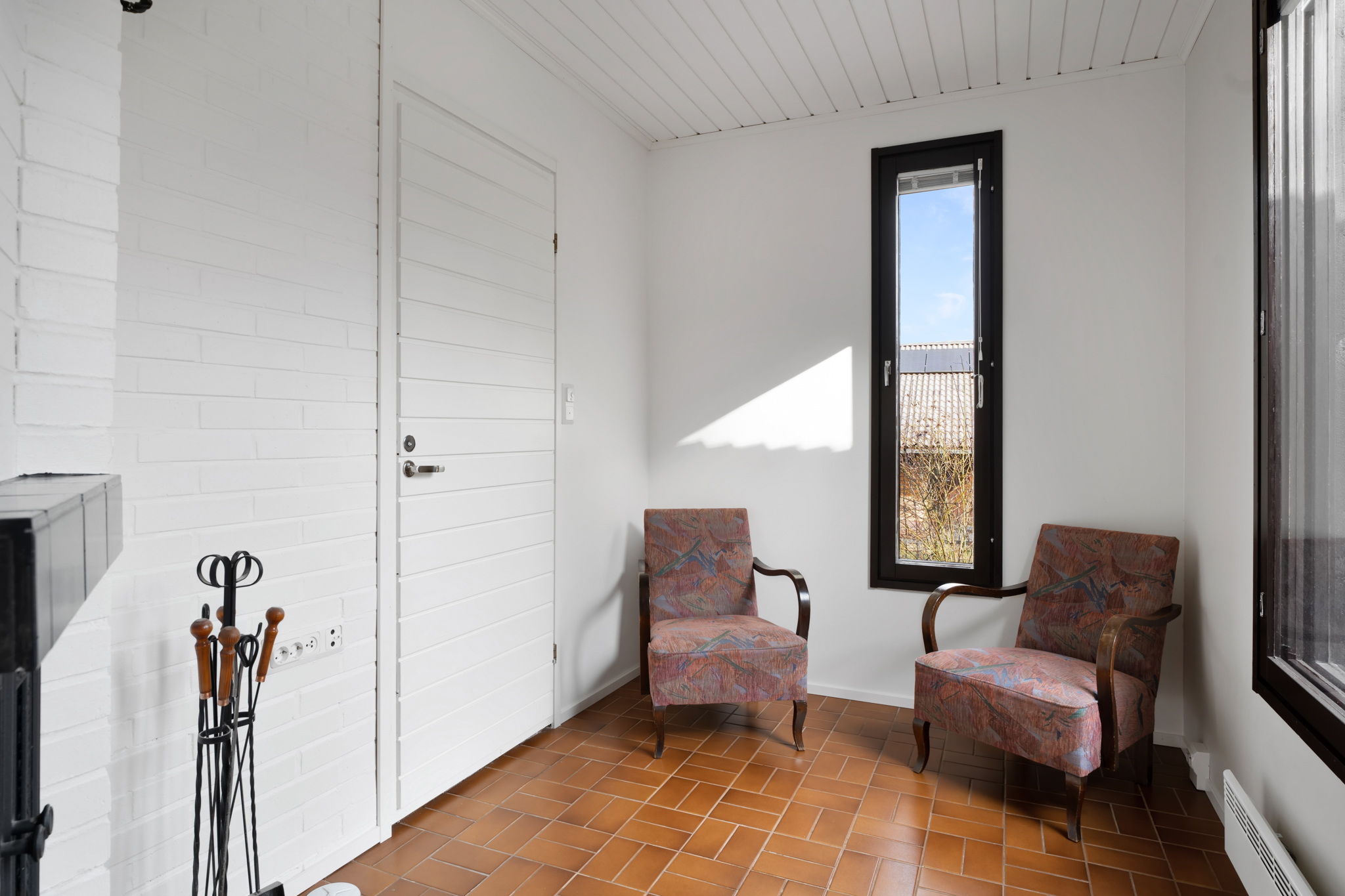 Takkahuoneesta käynti pesutiloihin