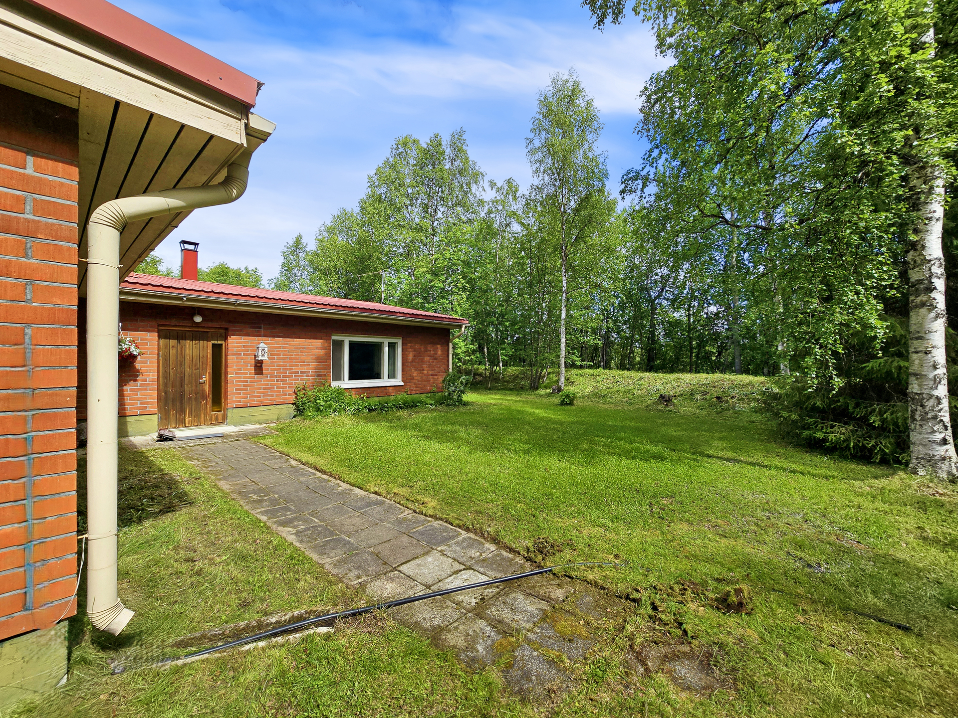 Sisäpihaa, tulvapenkka