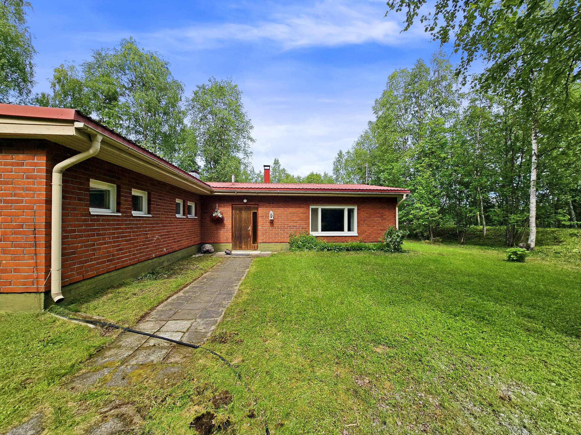 Sisäänkäynti suojaisan sisäpihan puolella.