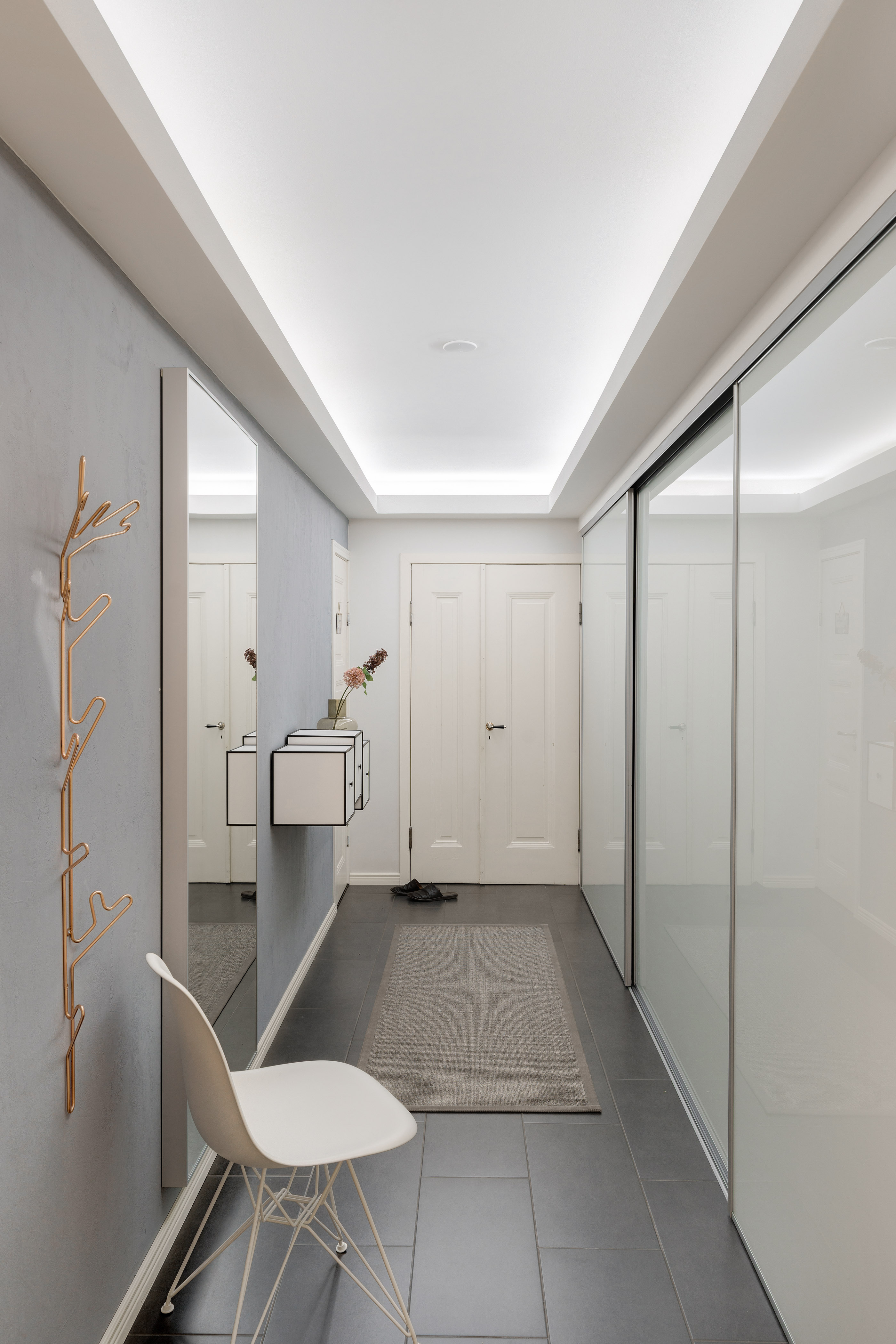 Eteisessä on runsaasti säilytystilaa.