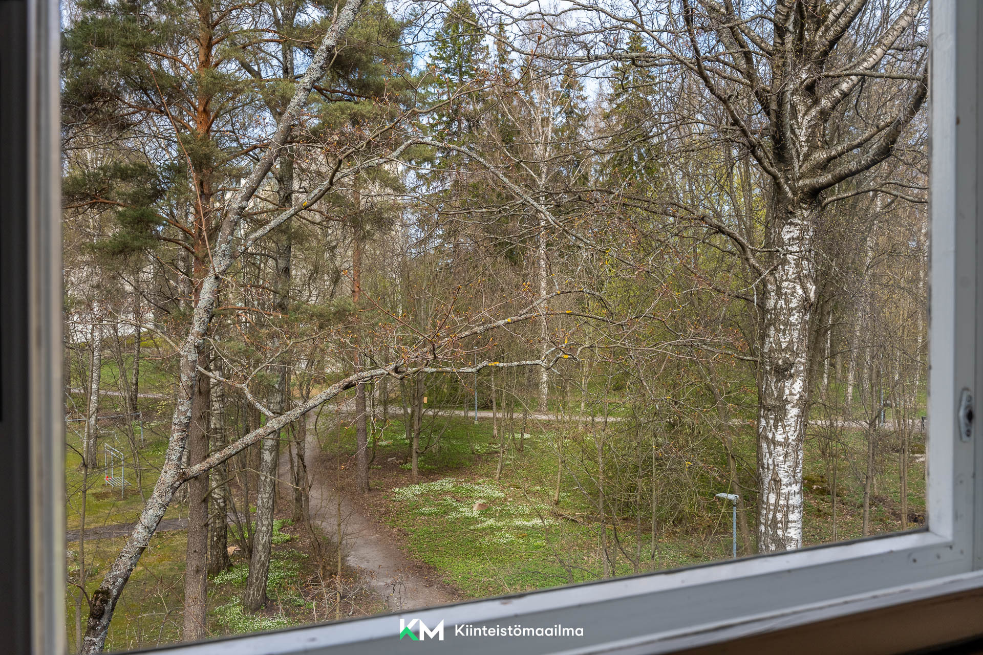 Ikkunasta voi ihailla luontoa ja vaikka valkovuokkomerta.