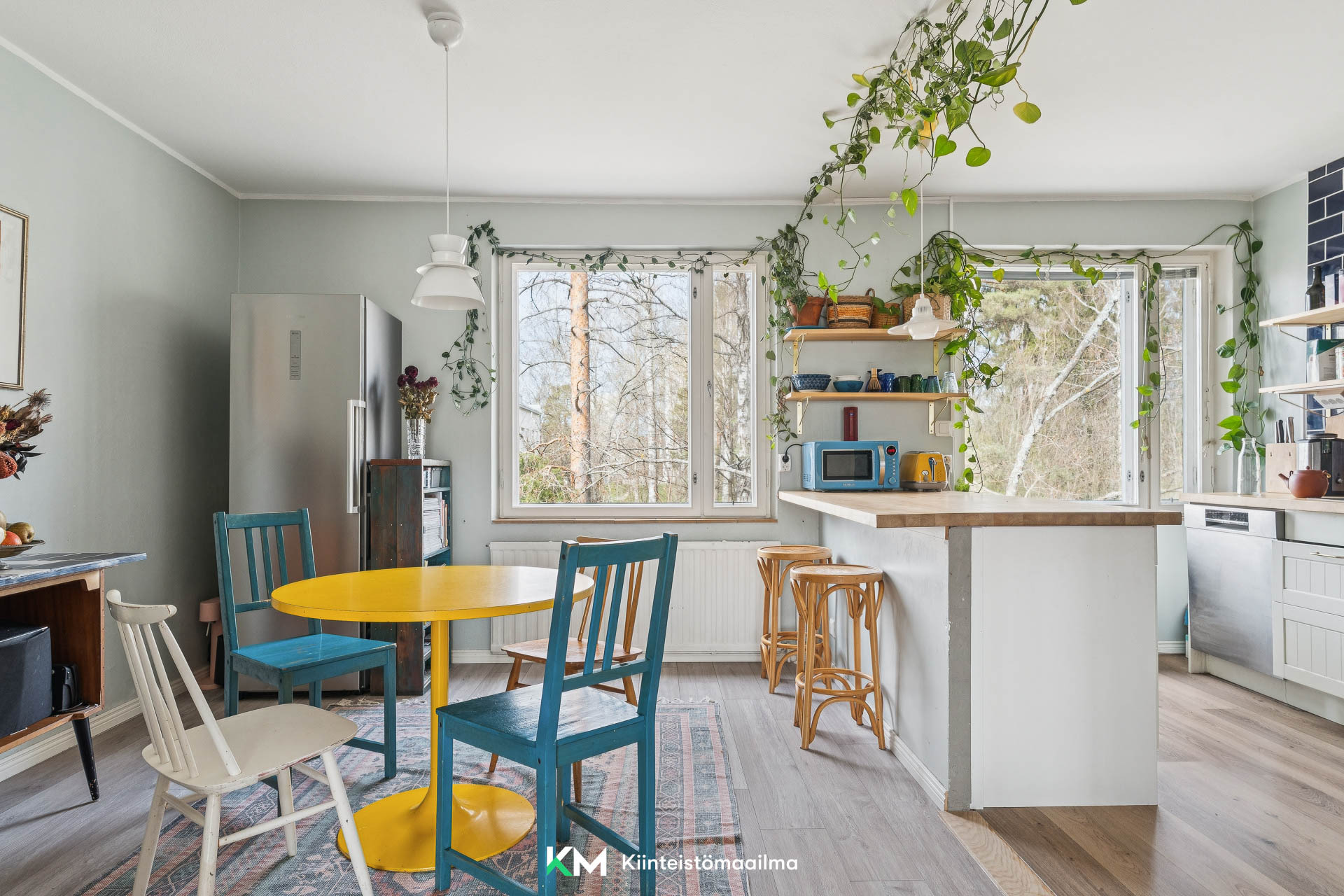 Valoa tulvii tähän keittiö-ruokailutilaan runsaasti kahden ison ikkunan kautta.