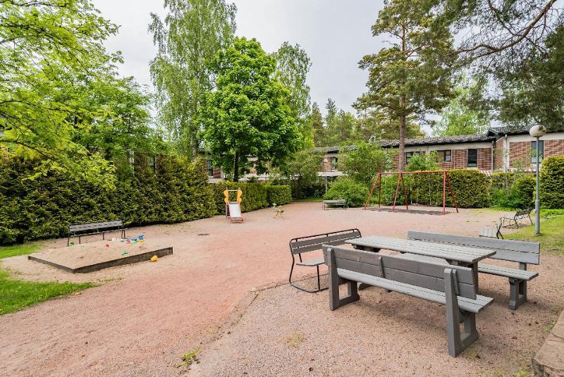 taloyhtiön viihtyisä pihapiiri