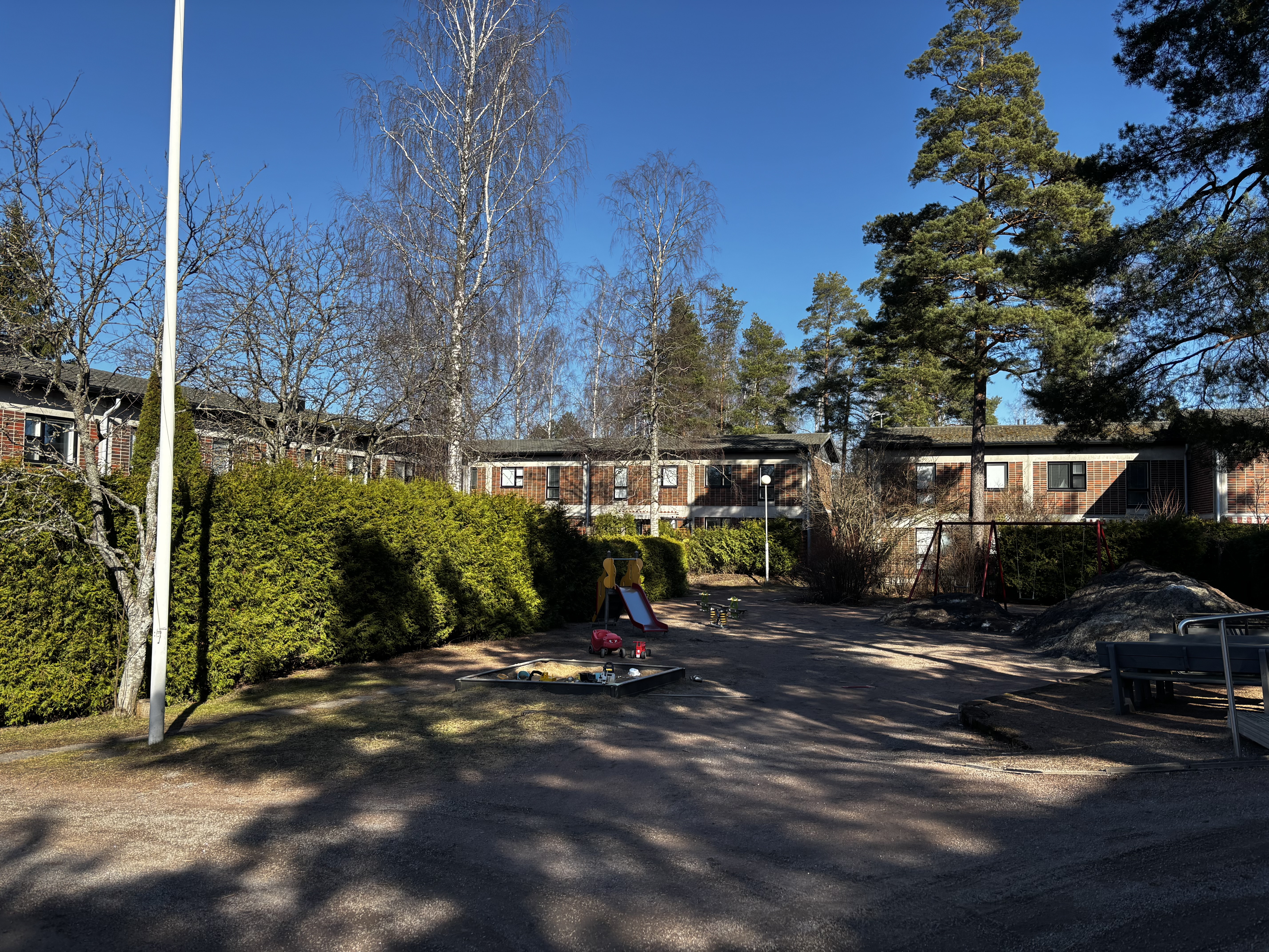 taloyhtiön viihtyisä pihapiiri