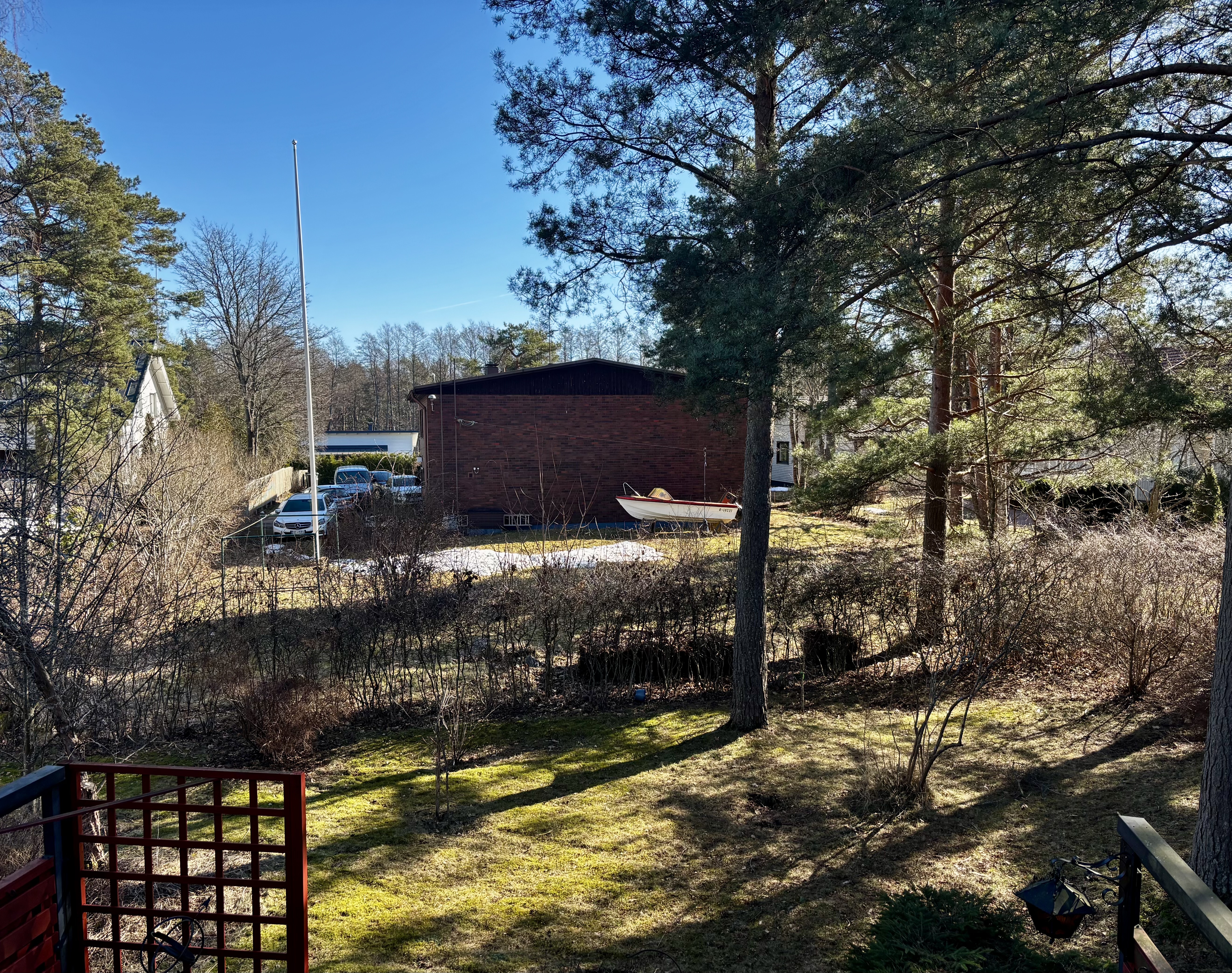 näkymät ikkunasta takapihalle