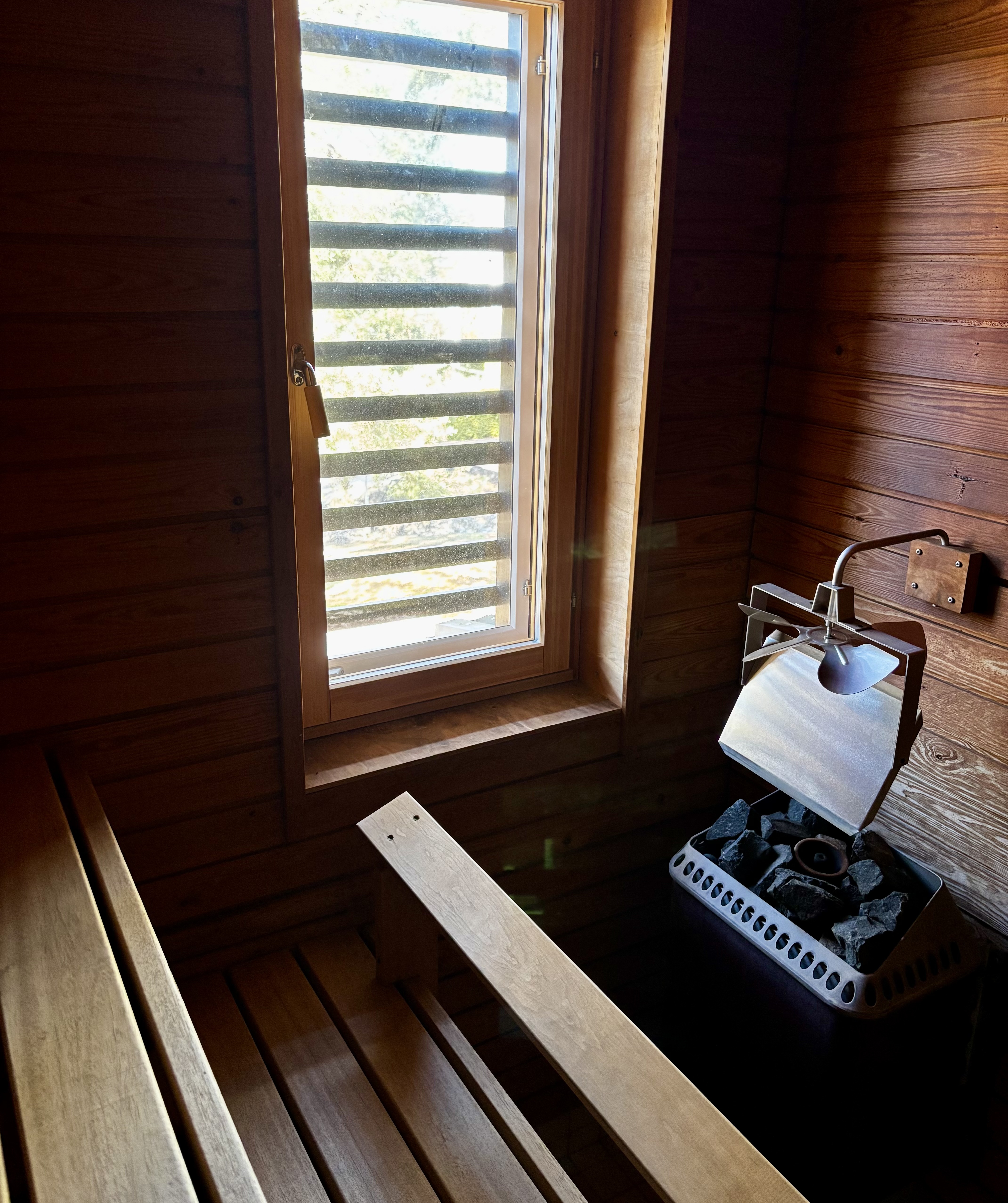 ikkunallinen sauna yläkerrassa