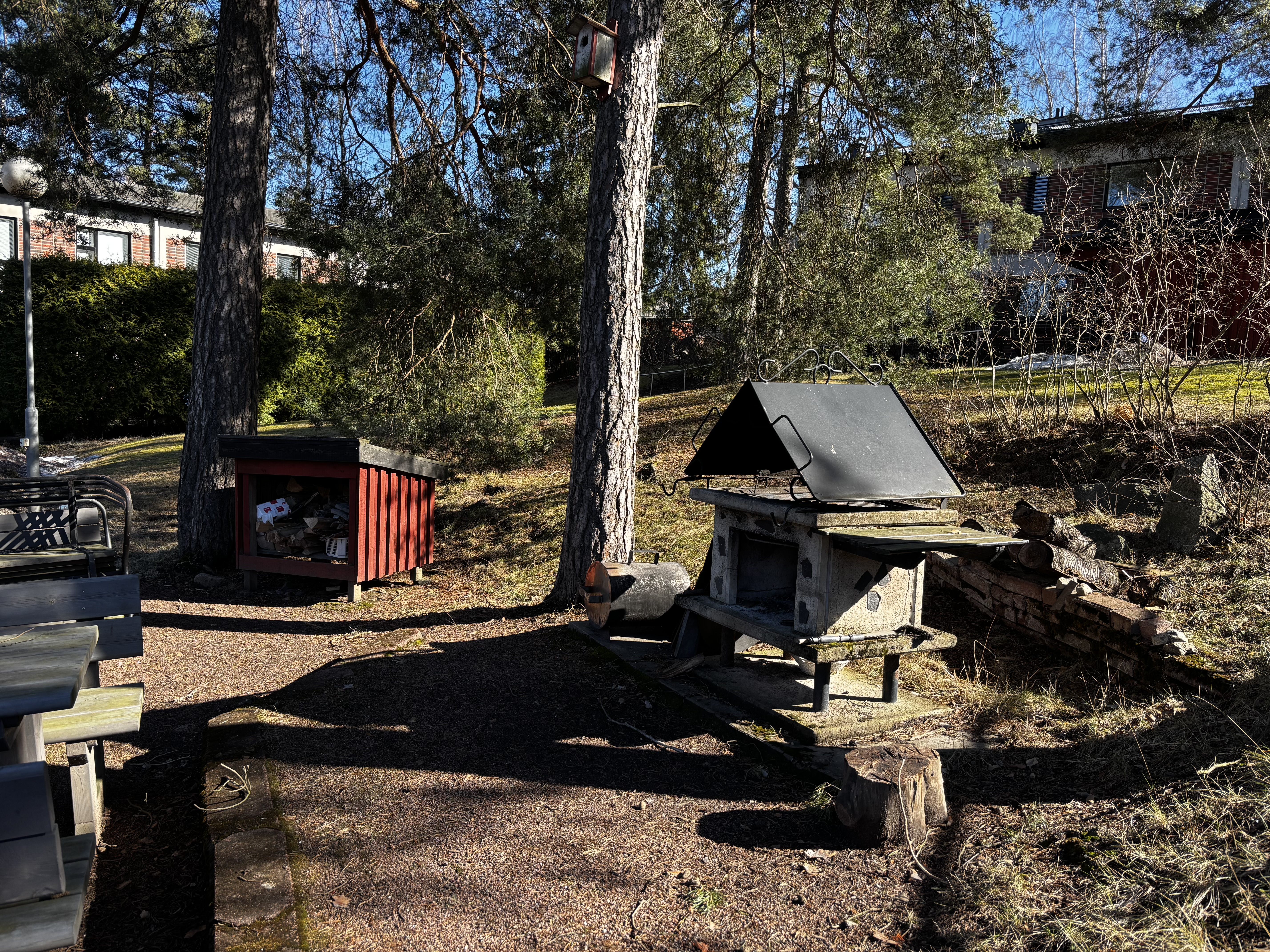 taloyhtiön viihtyisä pihapiiri