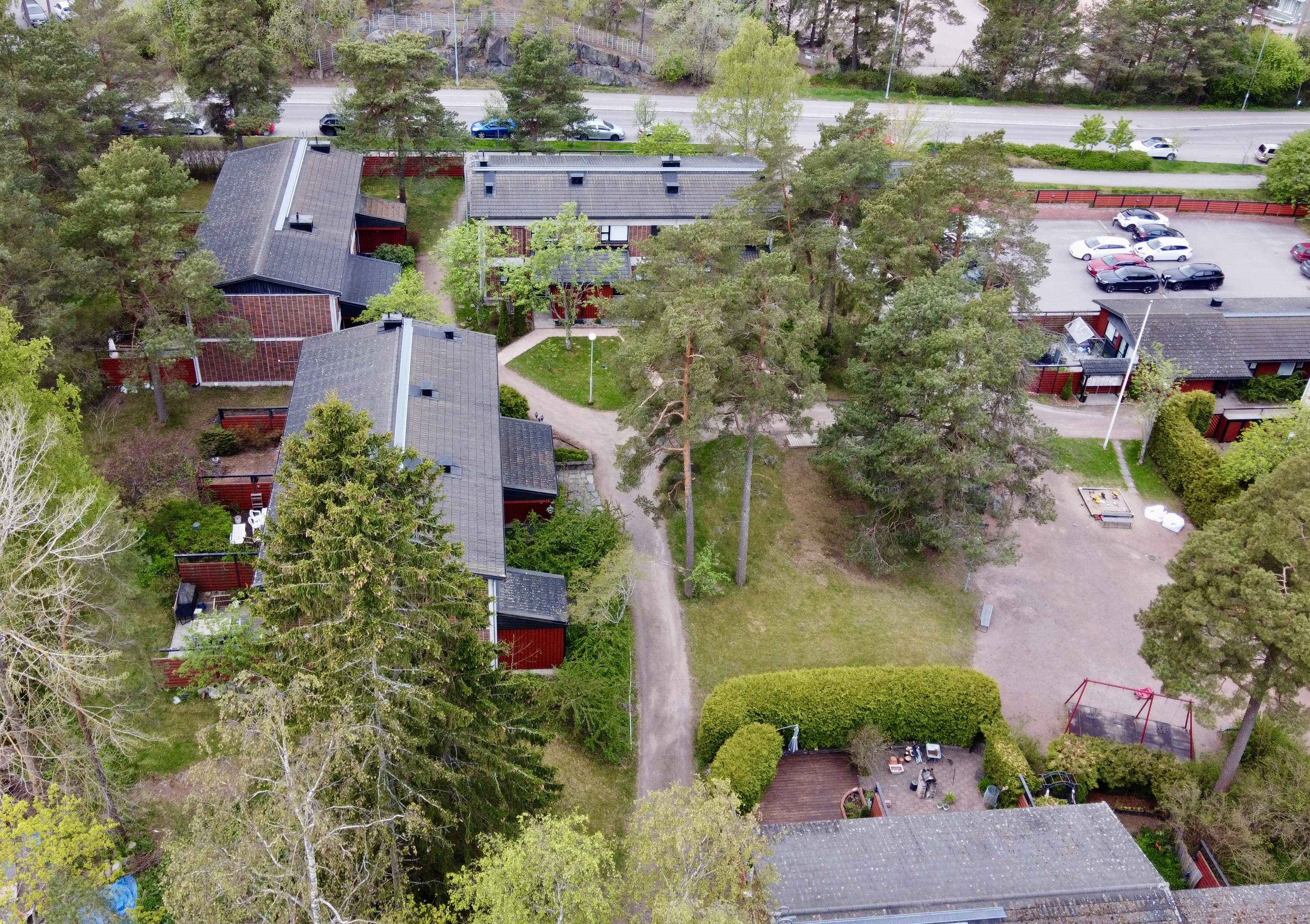 taloyhtiön viihtyisä pihapiiri