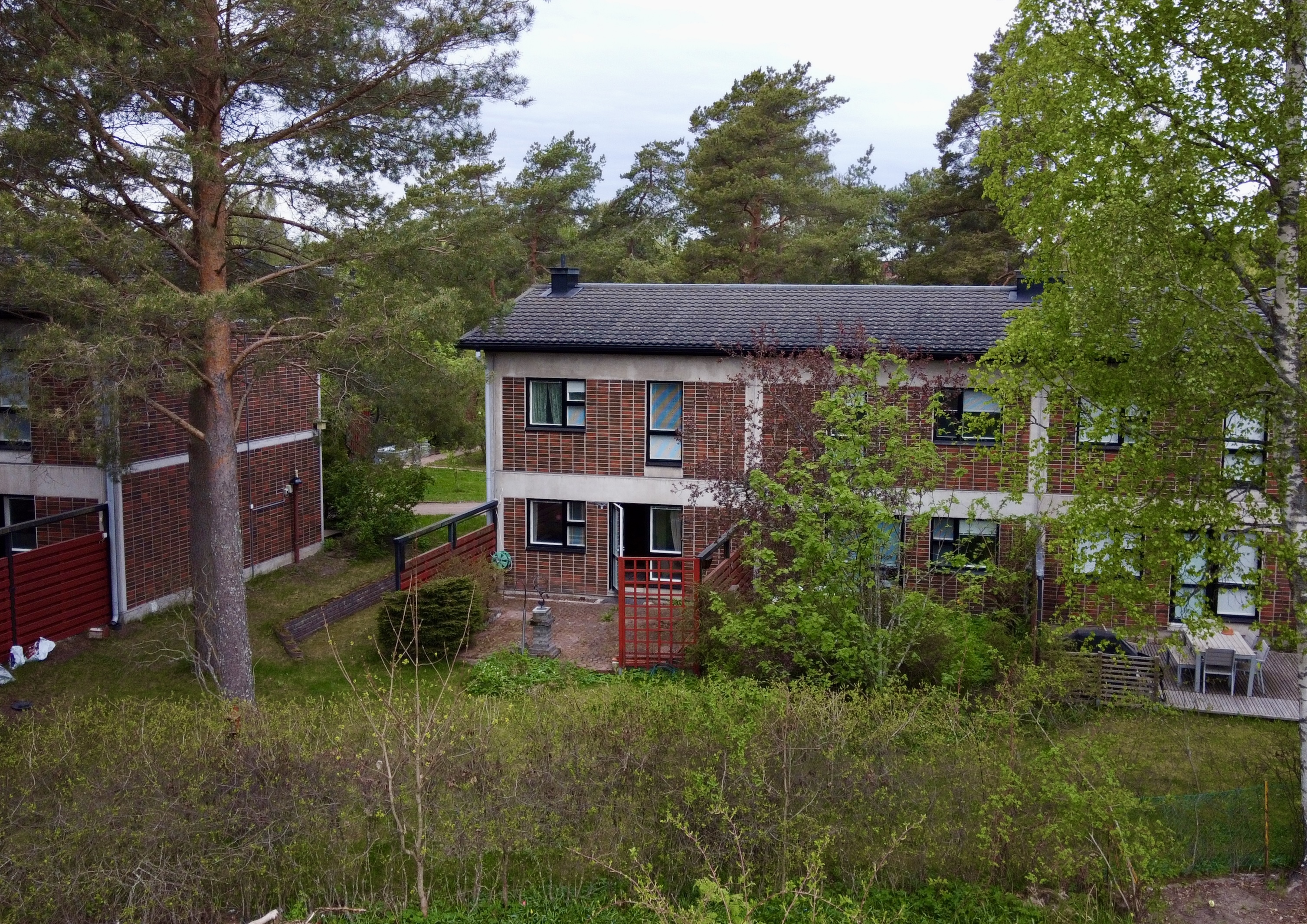 Vehreä pihapiiri