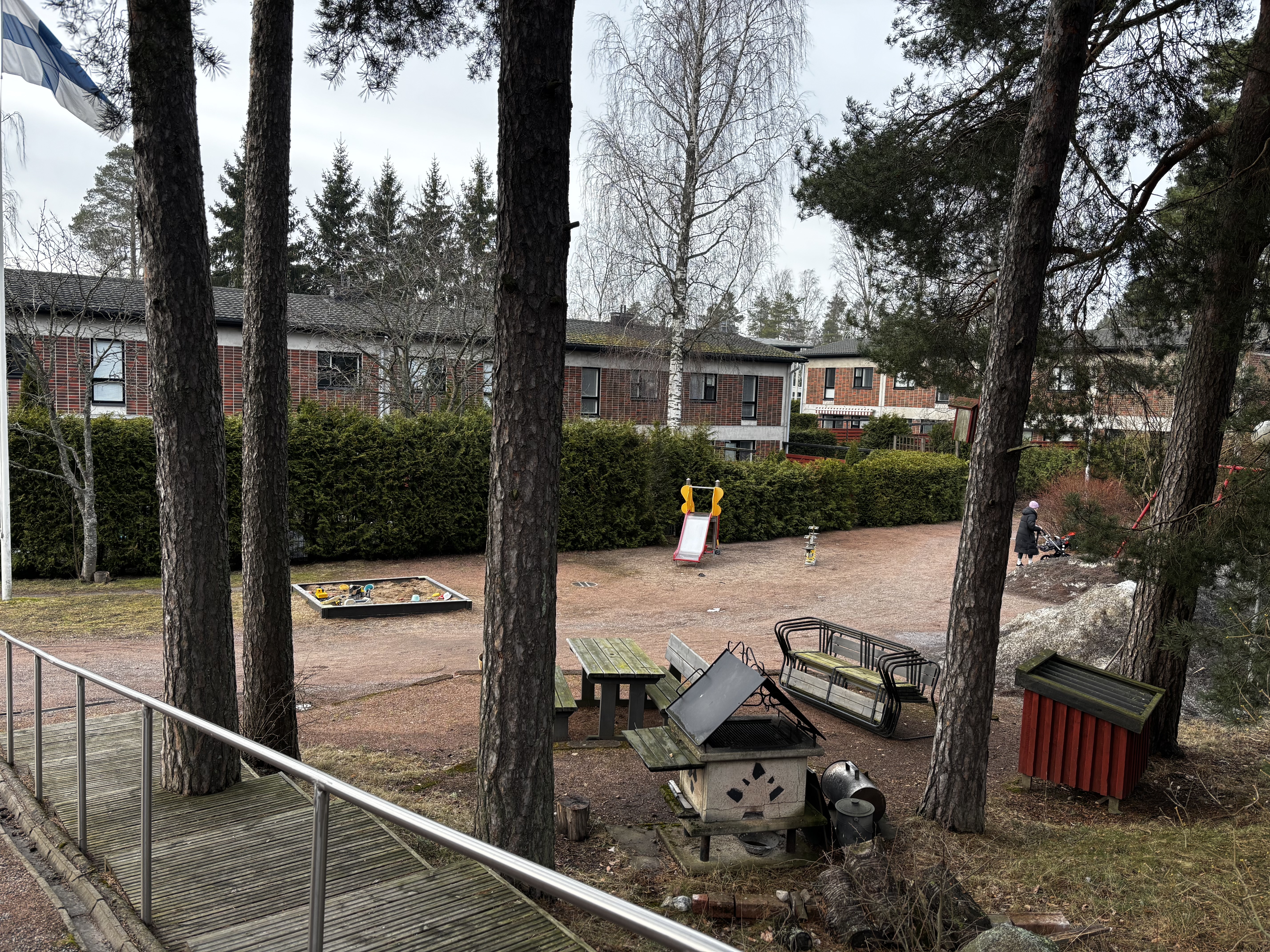 taloyhtiön viihtyisä pihapiiri