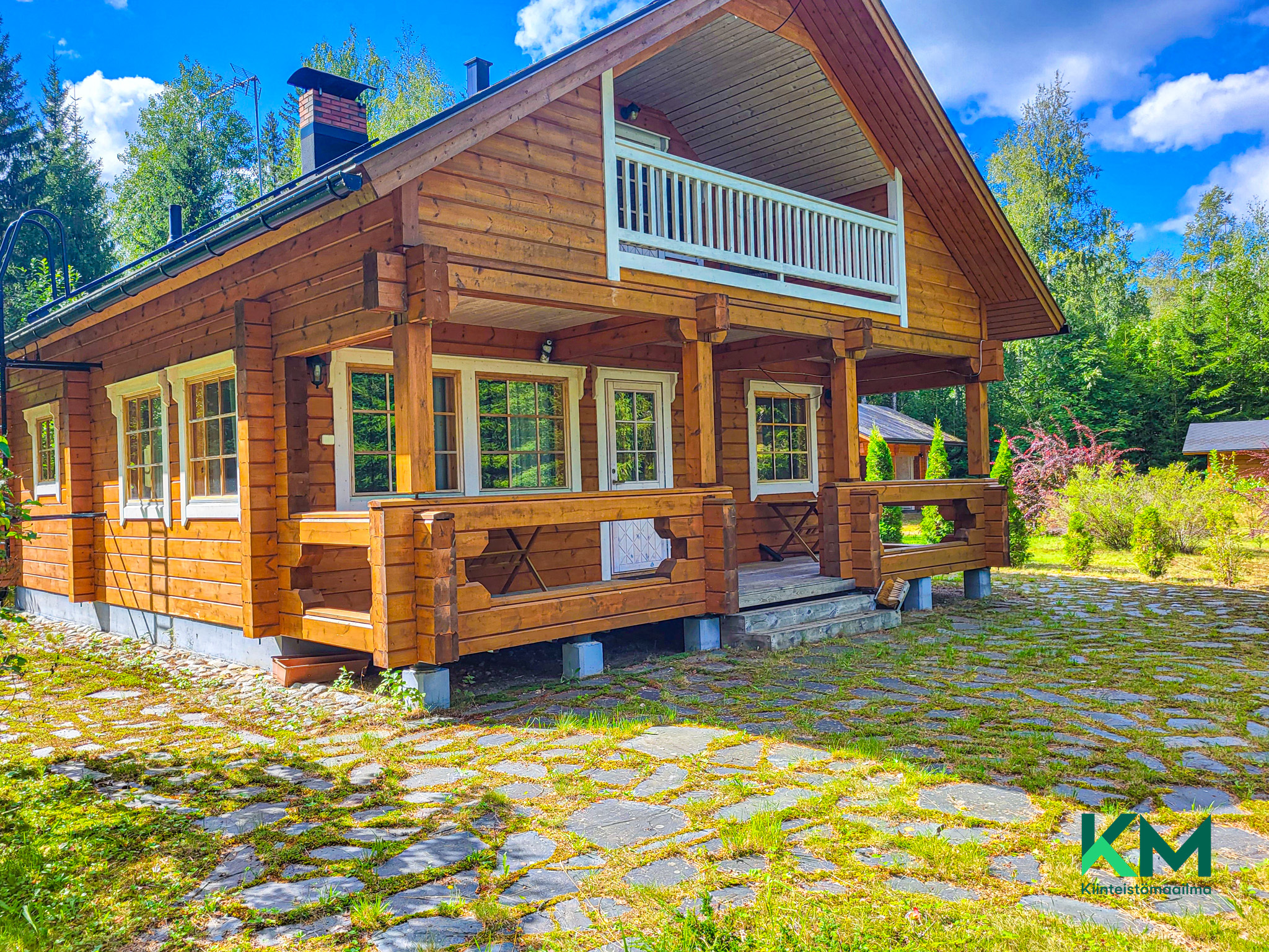 julkisivu järven suuntaan