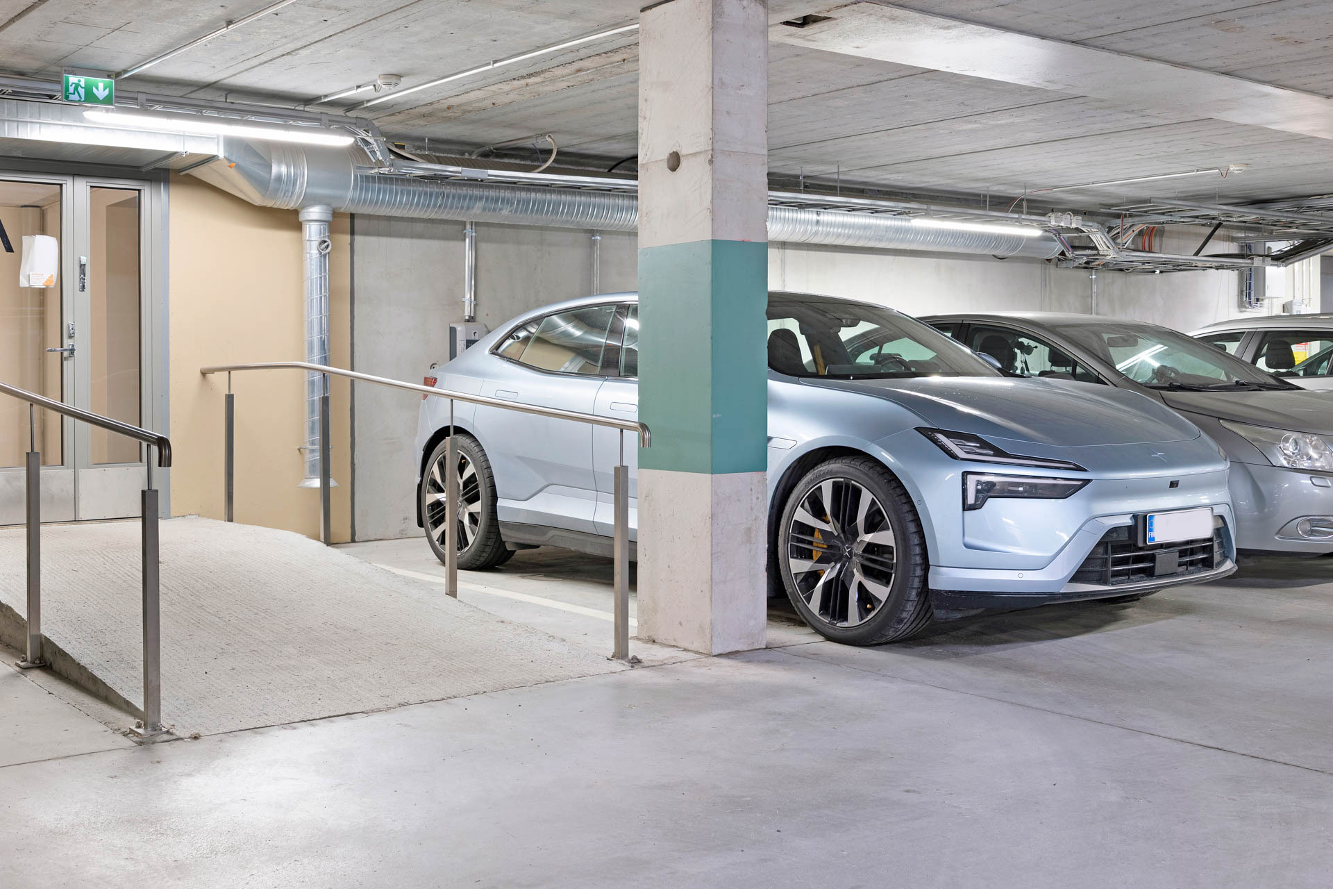 Autopaikalla latauslaite sähköautolle