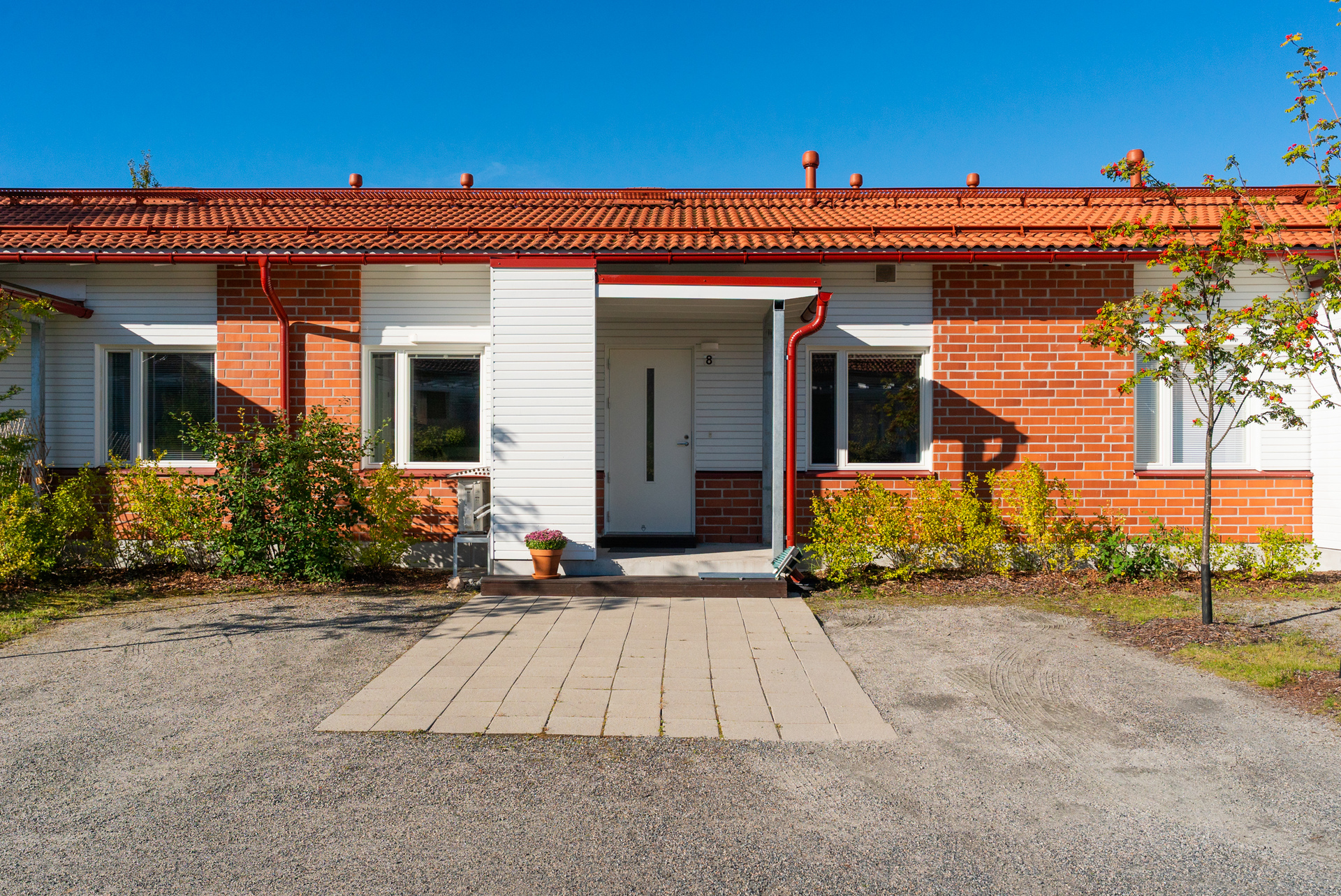 Etupihalle mahtuu kaksi autoa