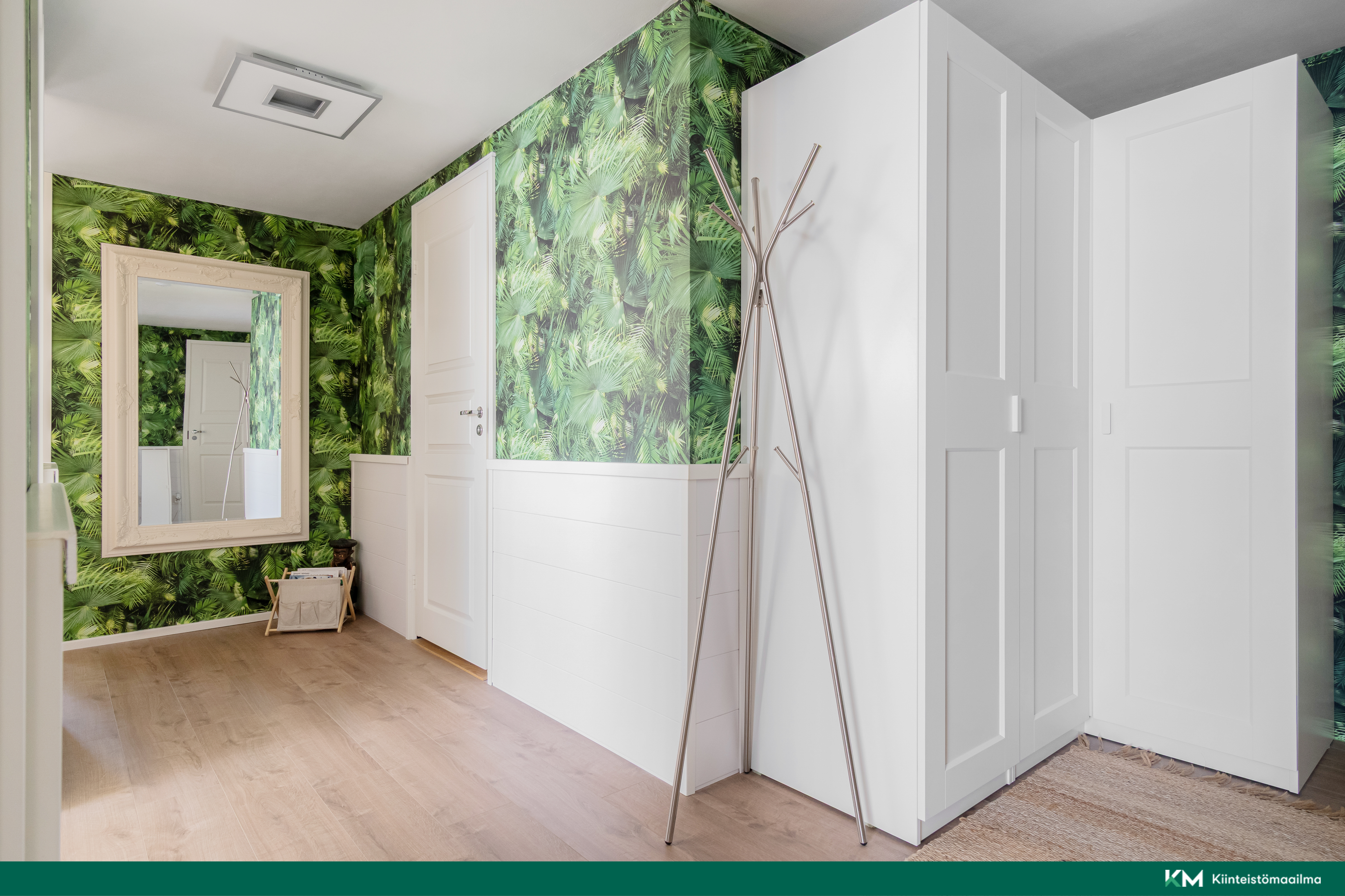 Eteisen vaakaapistot, lisäksi eteisestä on kulku vaatehuoneeseen.