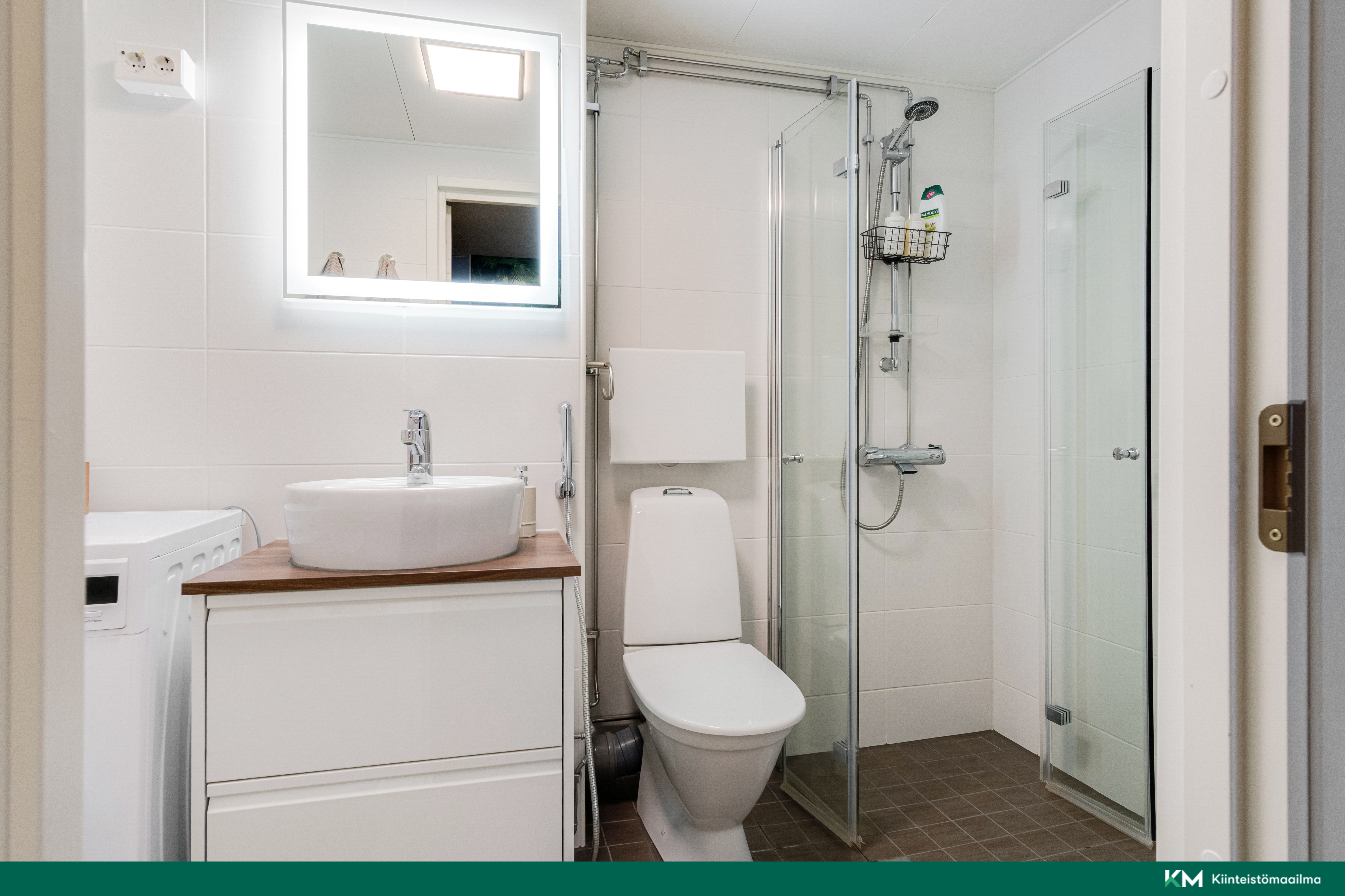 Laatoitettu kylpyhuone