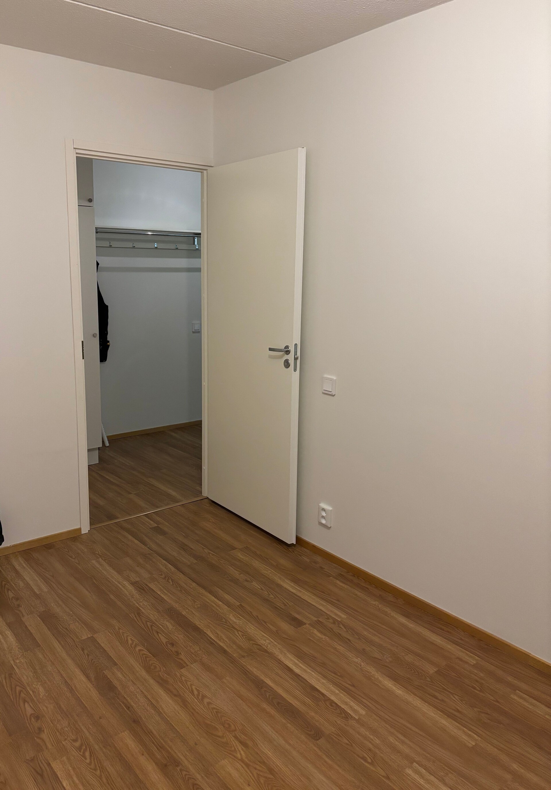 makuuhuoneesta eteisen suuntaan