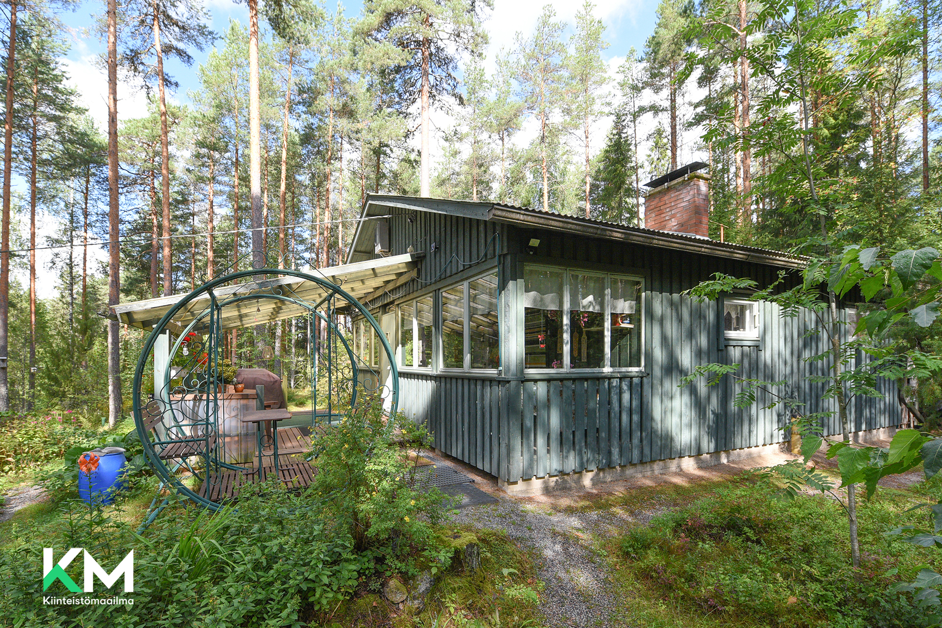 Päämökki kuvattuna takakulmalta.  