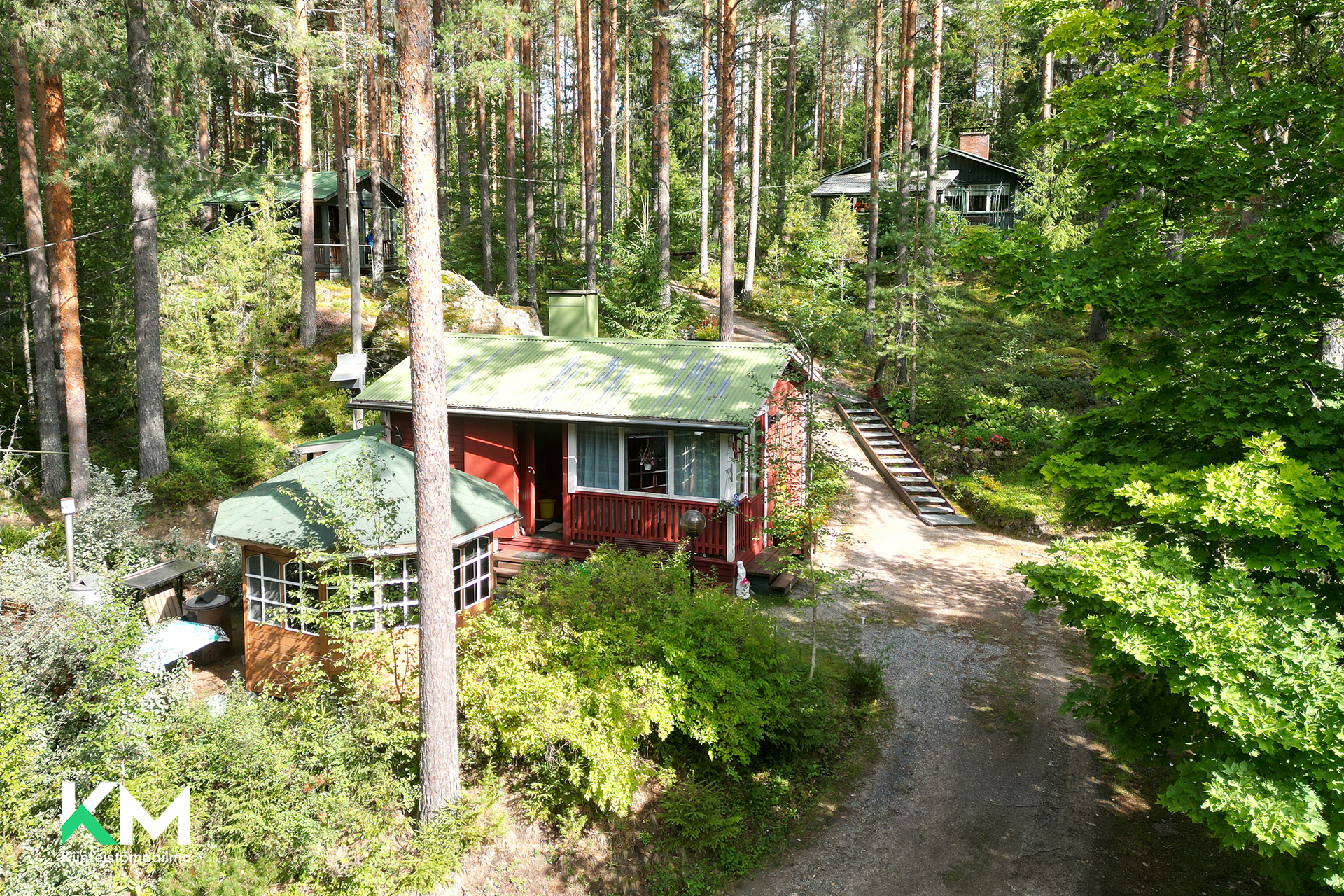 Rakennukset alhaalta kuvattuna.