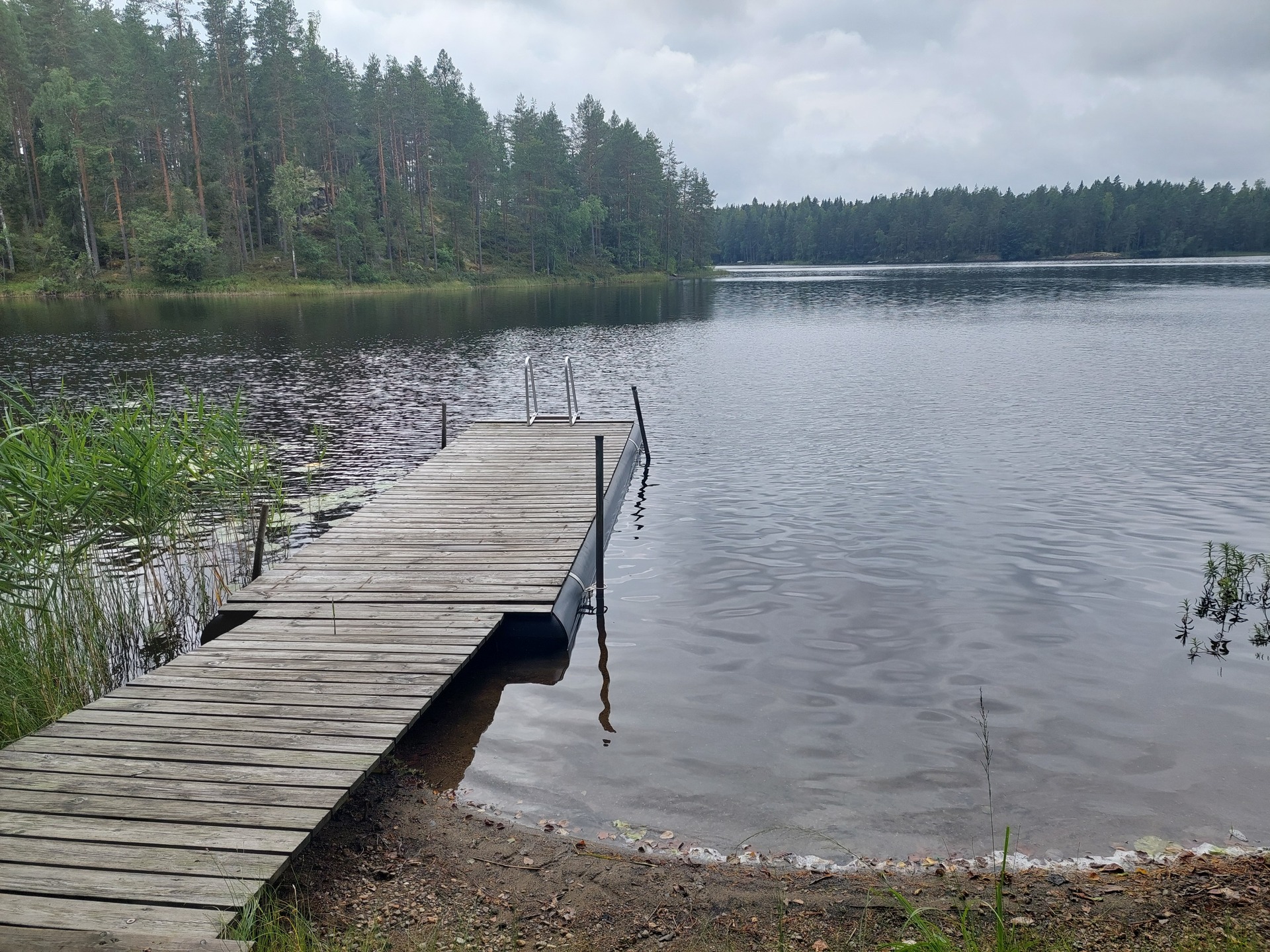 Venevalkamaoikeus: rannassa  yhteinen laituri. 