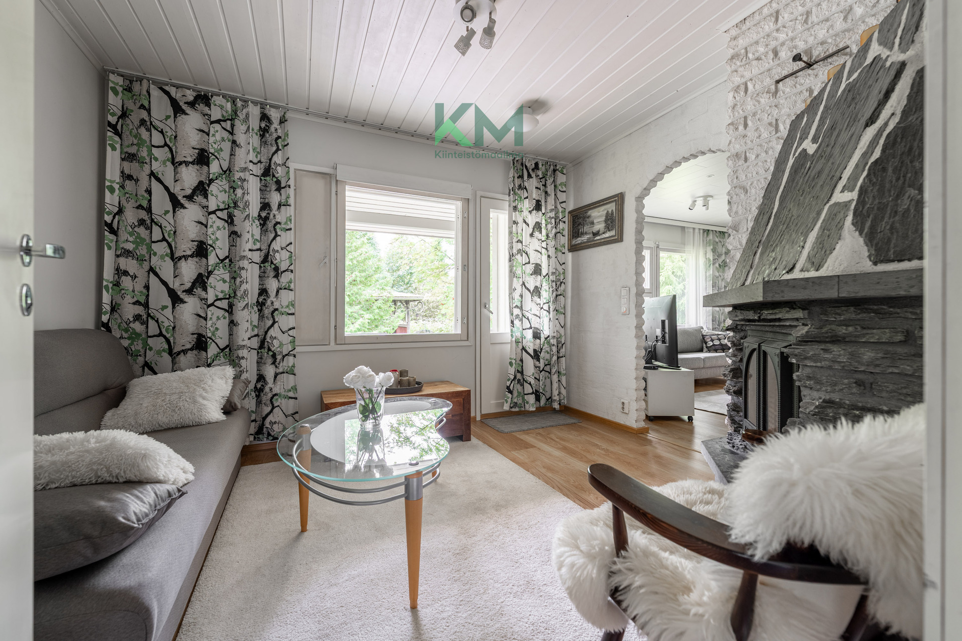 Kaunis takkahuone, josta käynti terassille