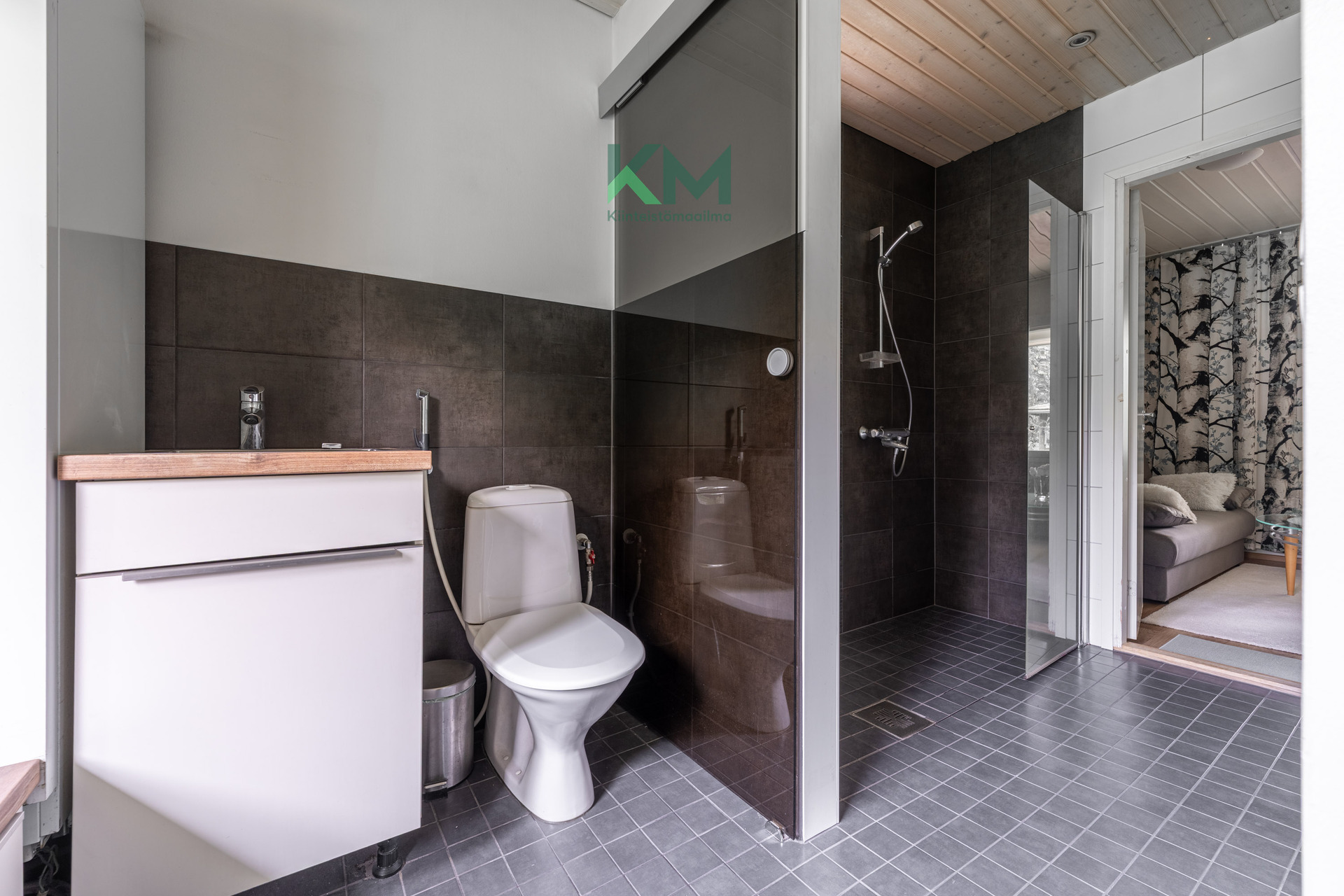Toinen wc kodinhoitohuoneessa, liukuovi suihkun ja wc:n välissä