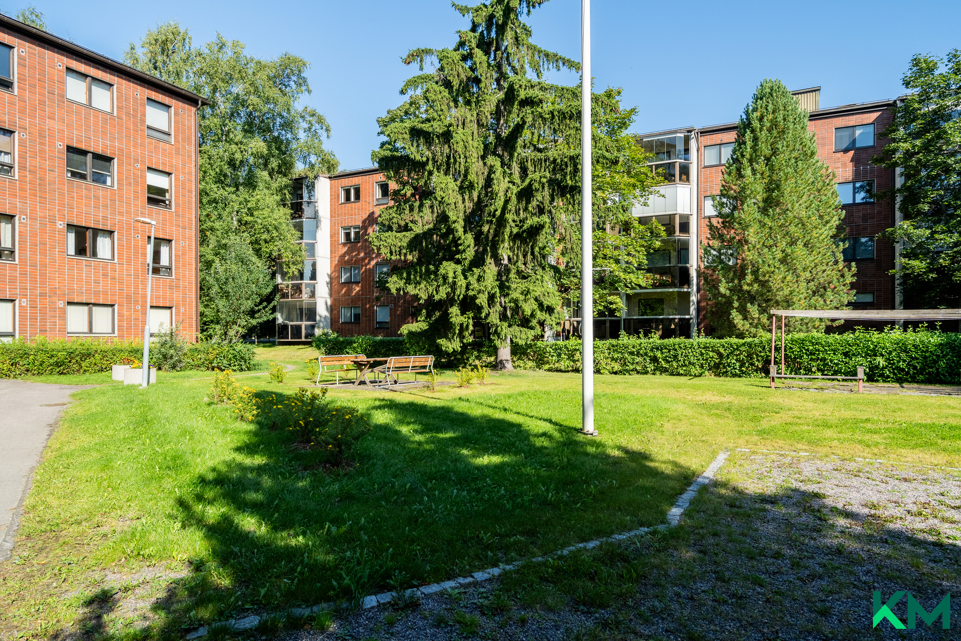 Vehreä ja siisti piha-alue 