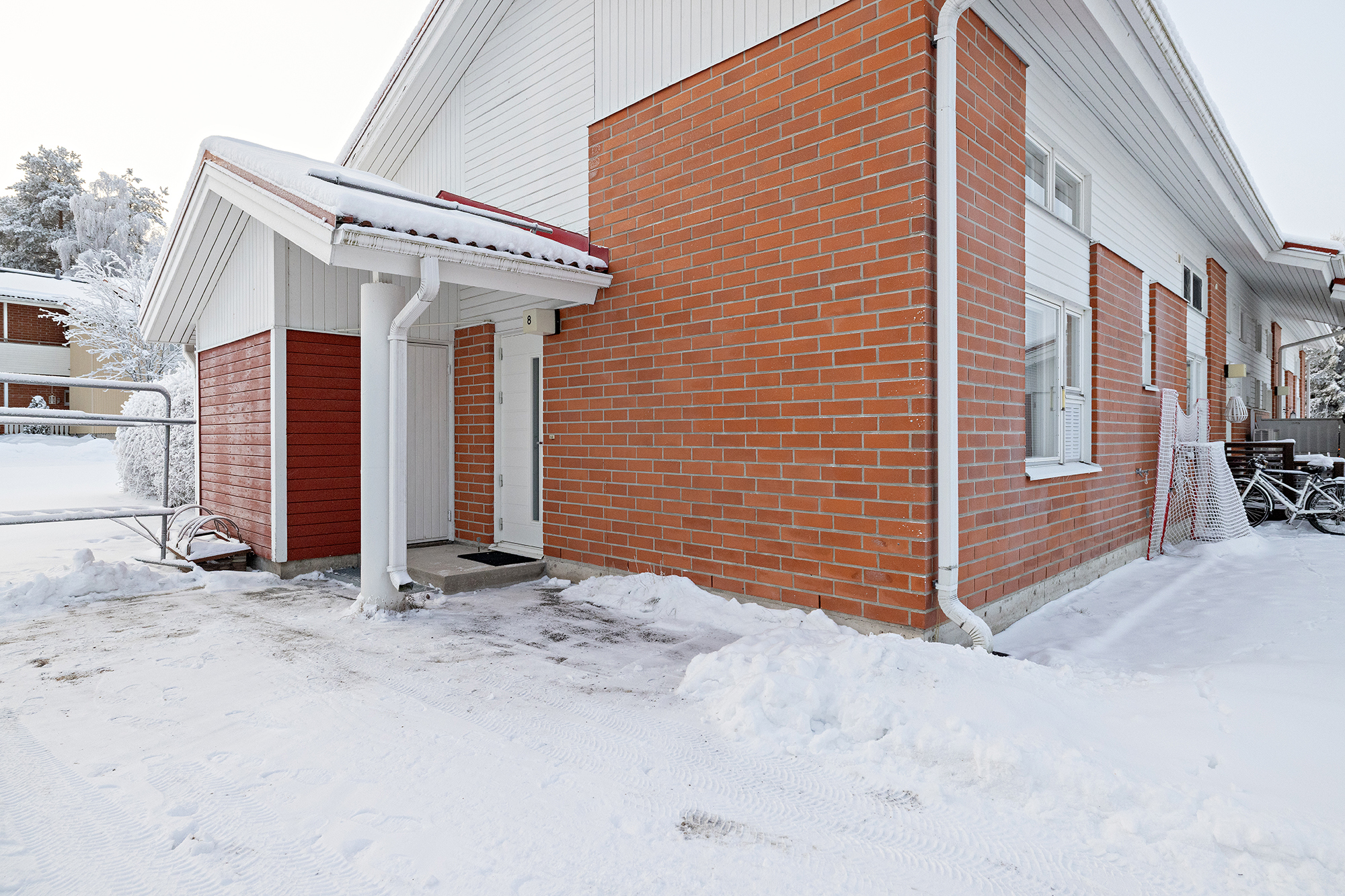 Sisäänkäynti omassa rauhassa talon päädyssä