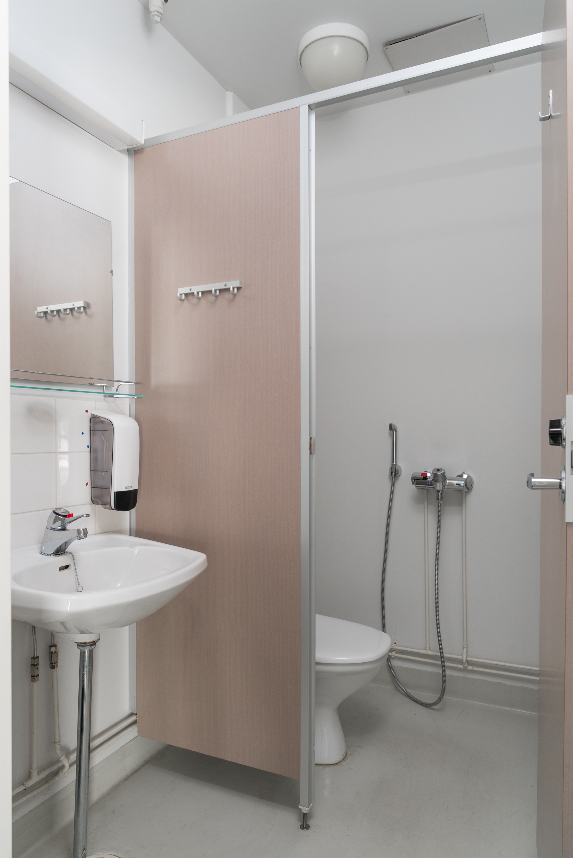 Isompi toimisto WC