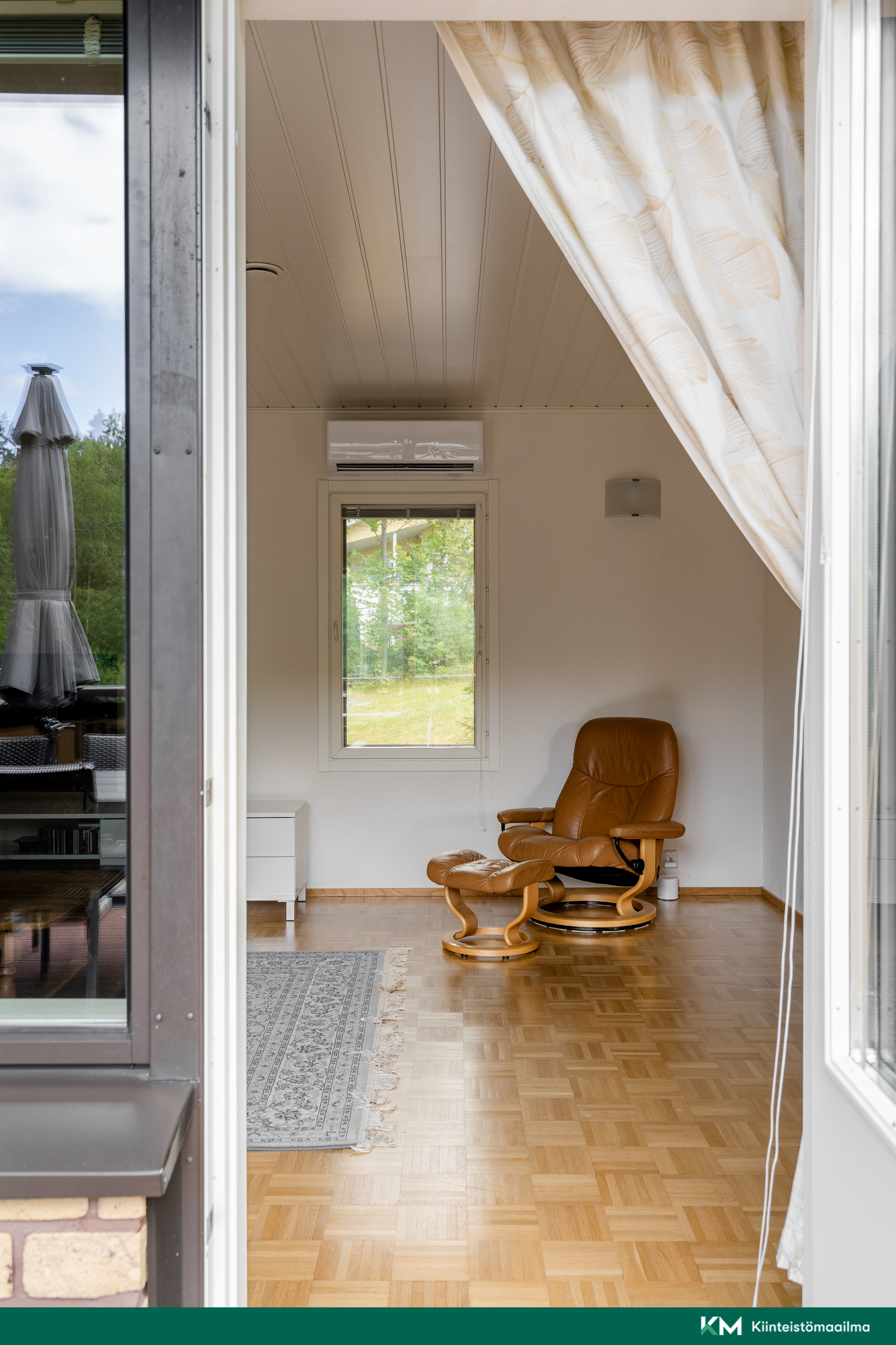 Olohuoneen ikkuna takapihalla