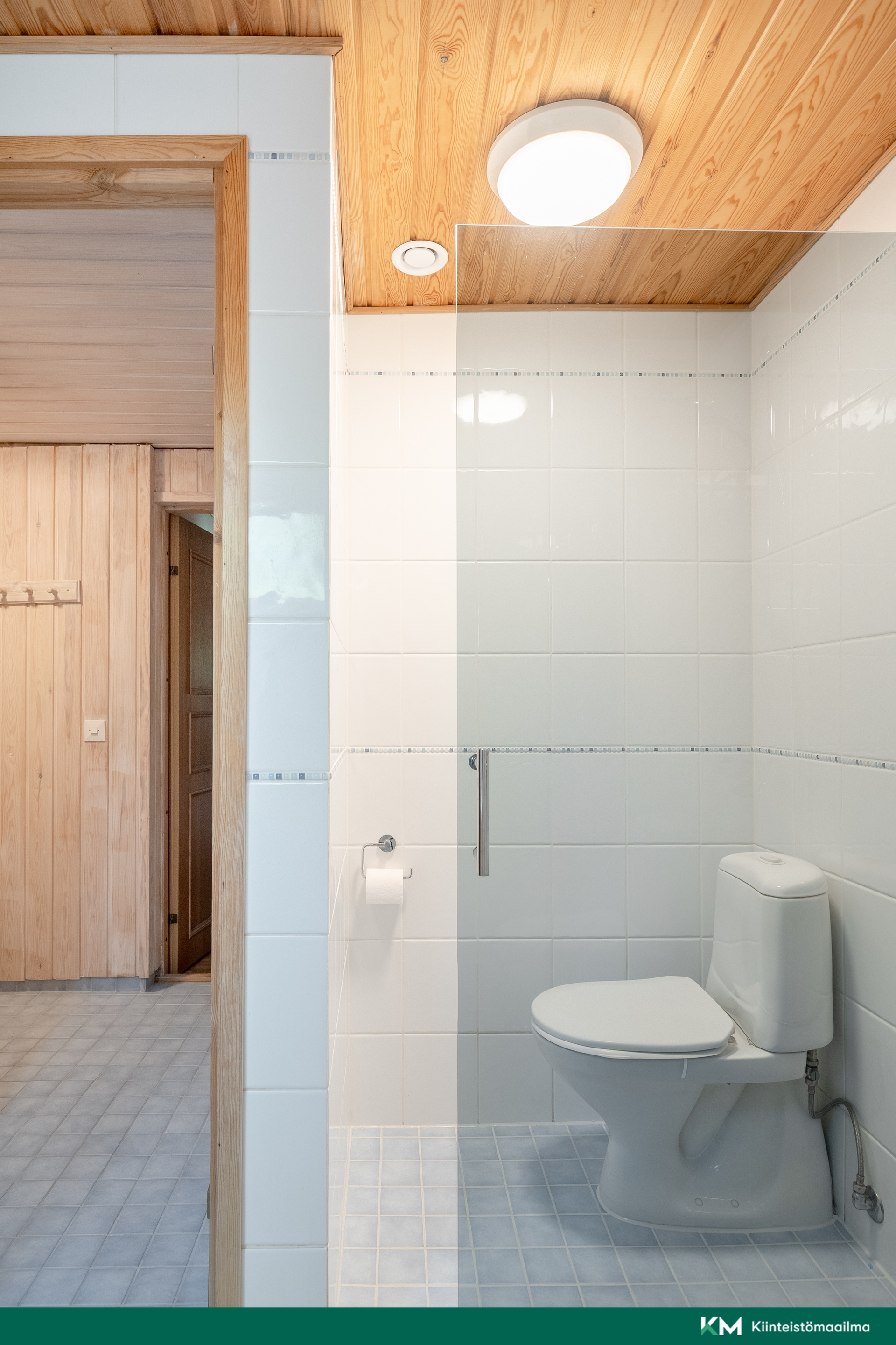AK: Kylpyhuoneen yhteydessä wc 1./2.