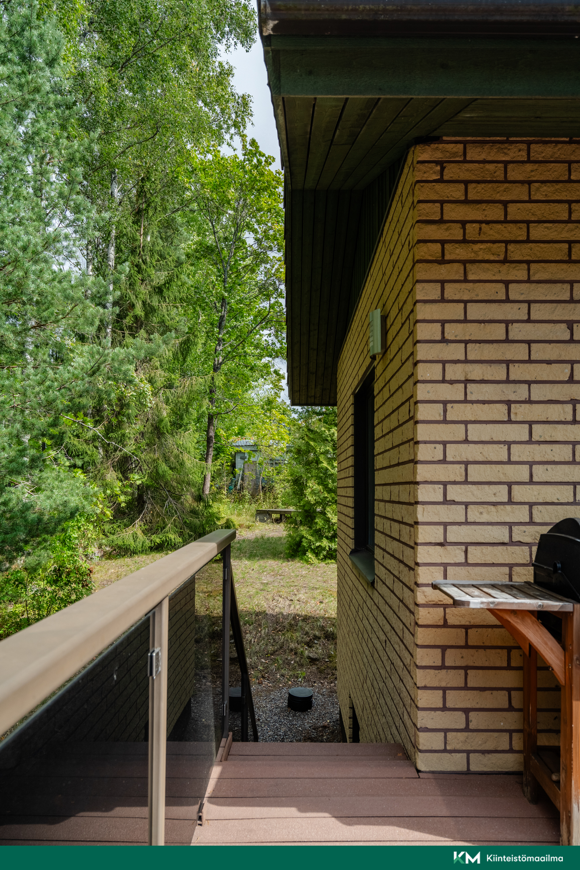 Terassiparvekkeelta käynti takapihalle