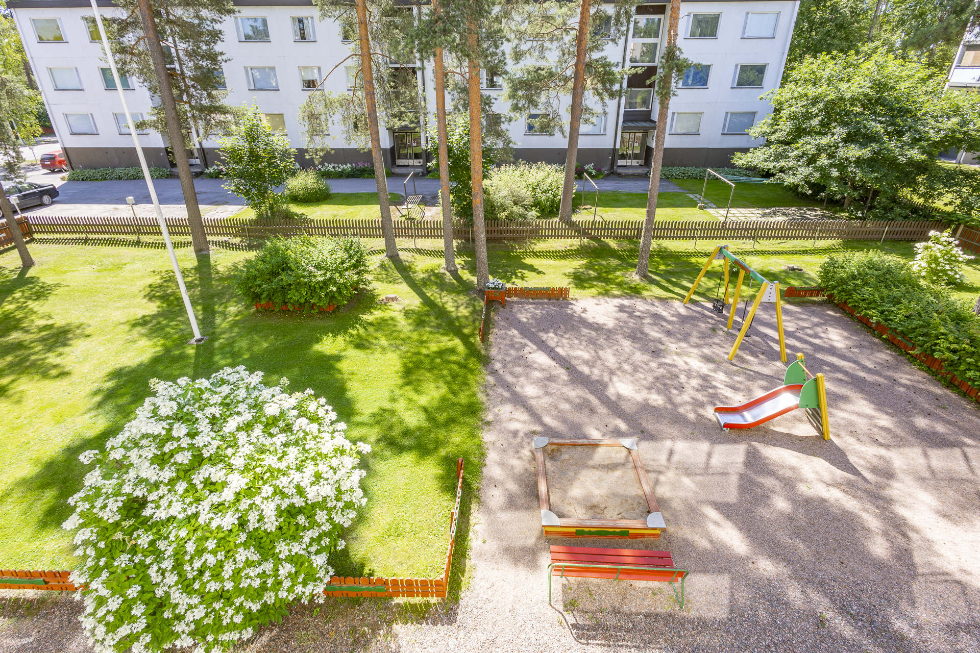Näkymä parvekkeelta rauhallisen ja vehreän sisäpihan puolelle