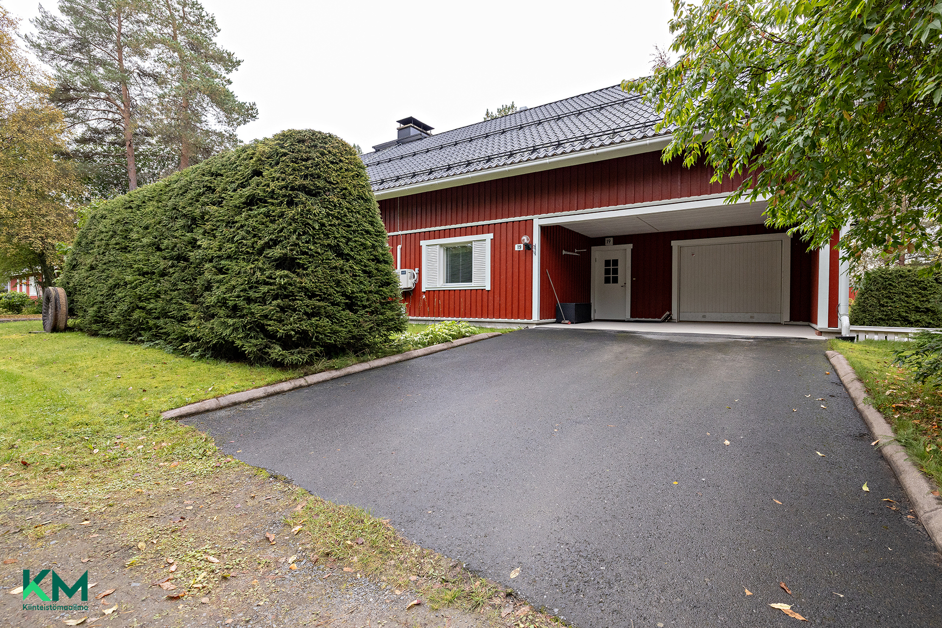etupihalla katos ja toinen autotalli