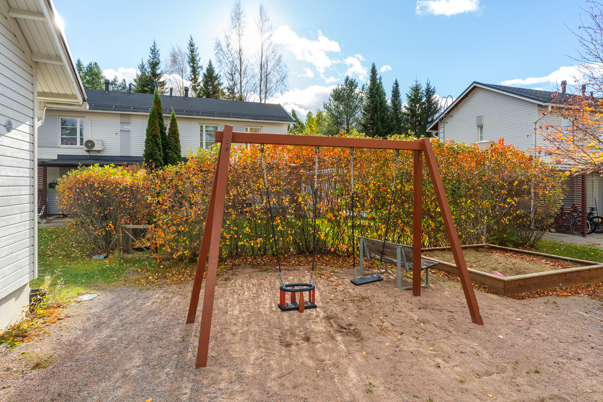 Taloyhtiön sisäpihalla on yhteinen suojaisa leikkipaikka