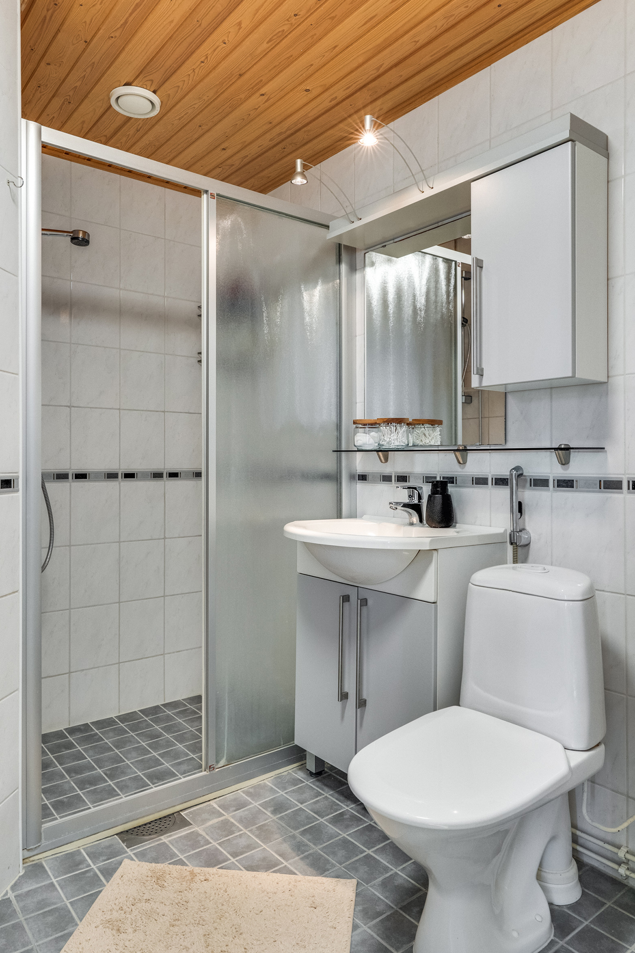 Yläkerran kylpyhuone ja wc