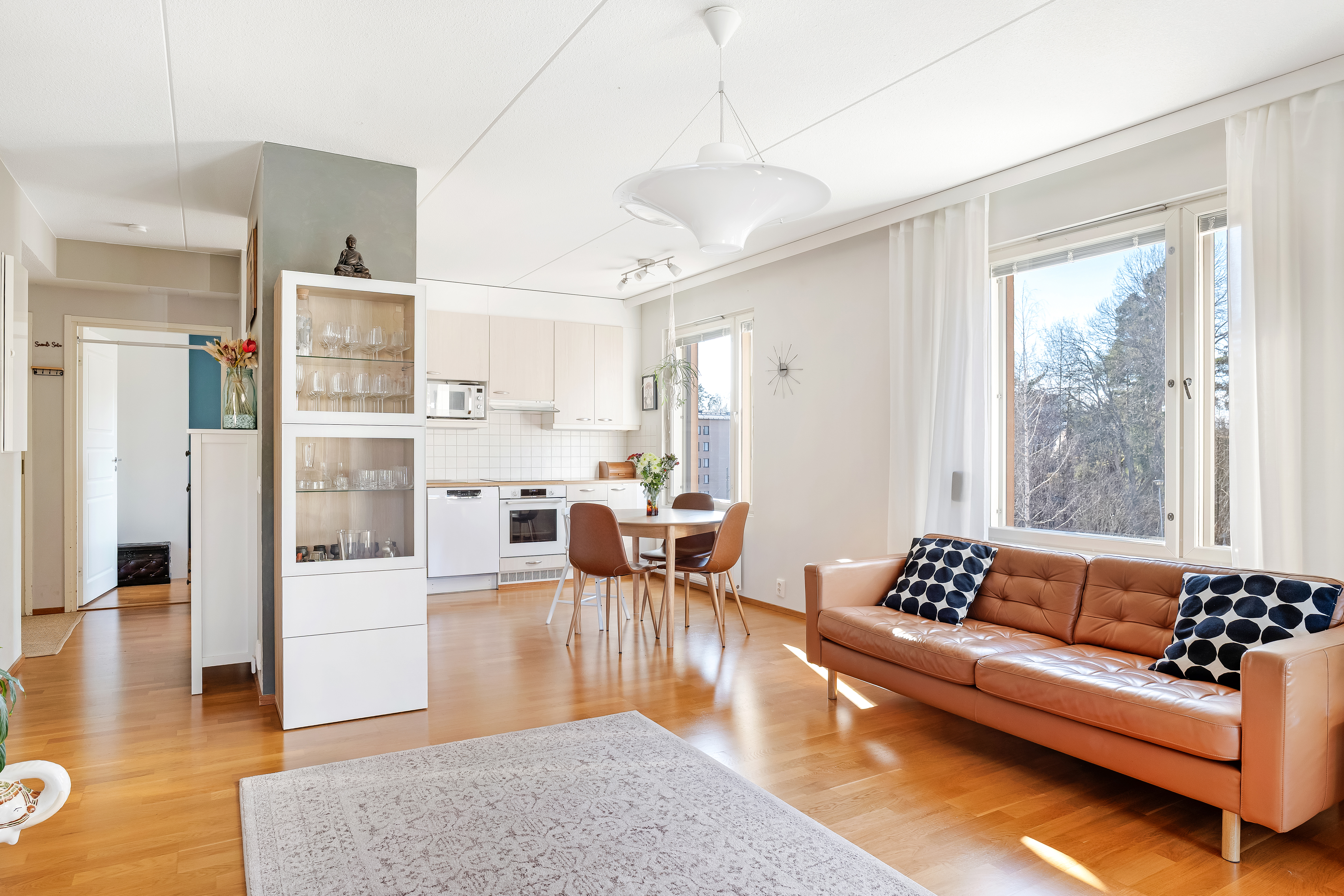 Olohuone ja keittiö