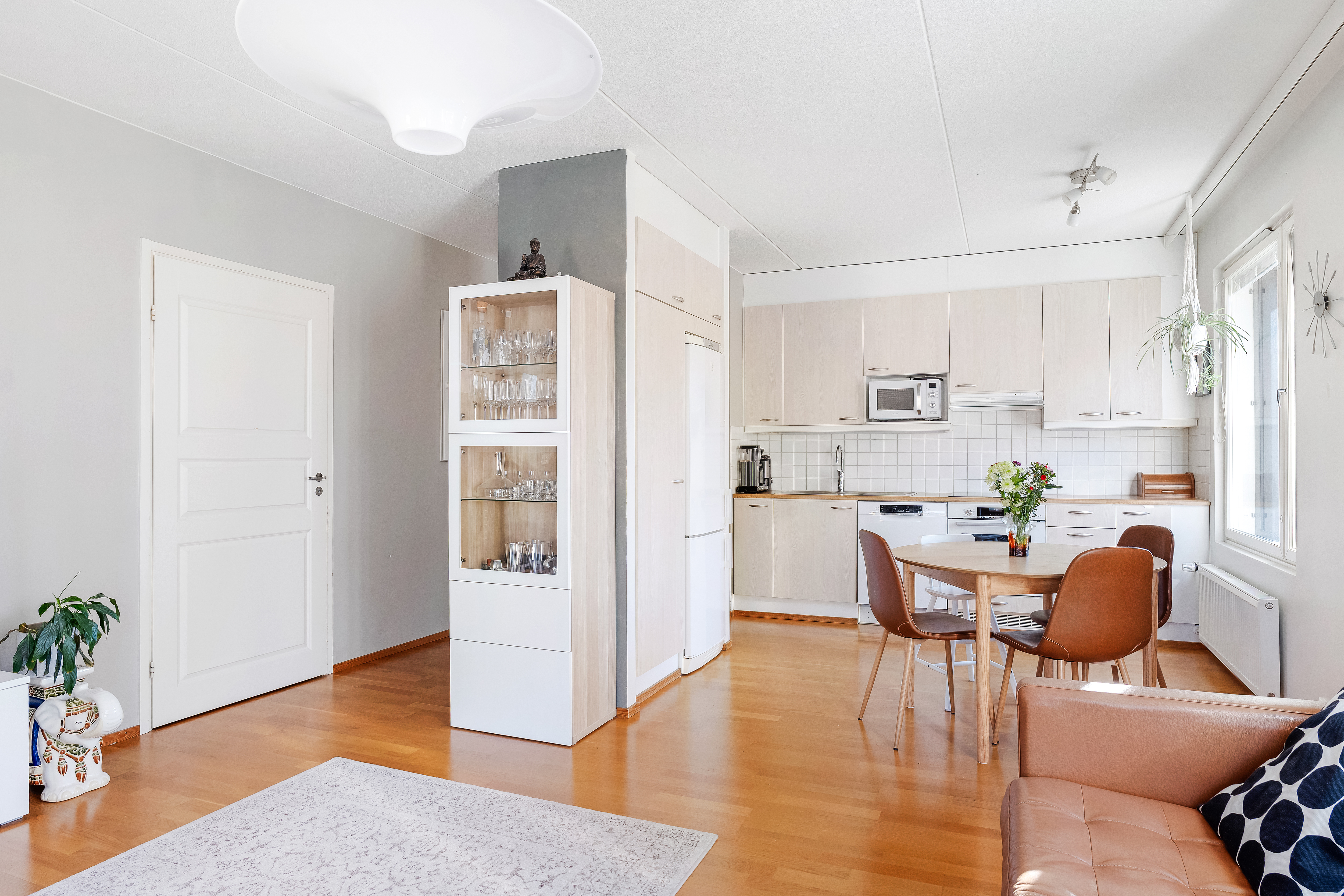 Ruokailutila ja keittiö