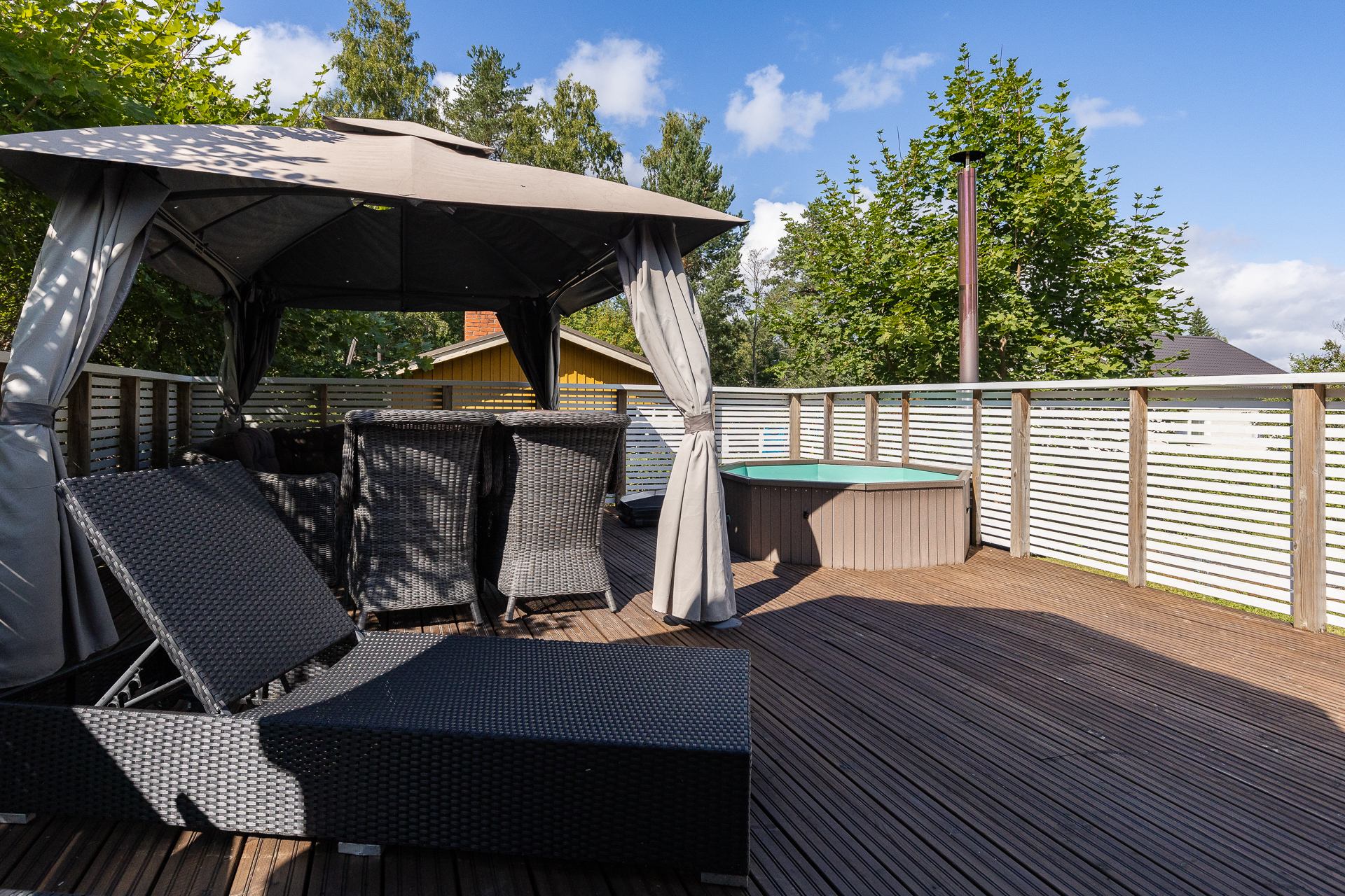 Saunarakennuksen terassi