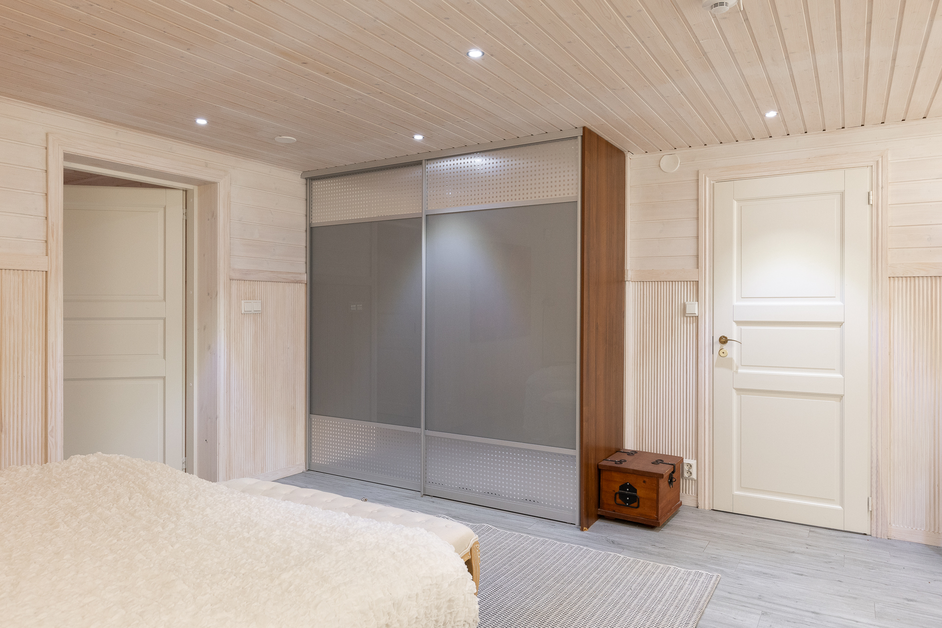 Alakerran makuuhuone