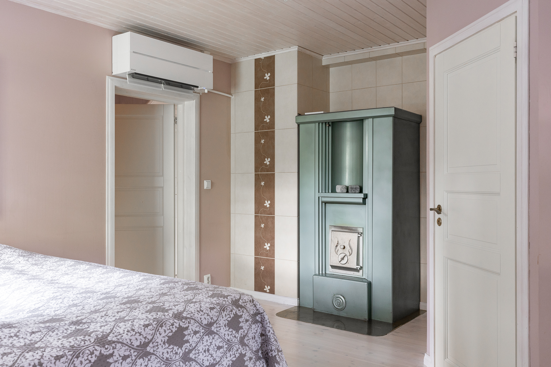 Yläkerran 1. makuuhuone