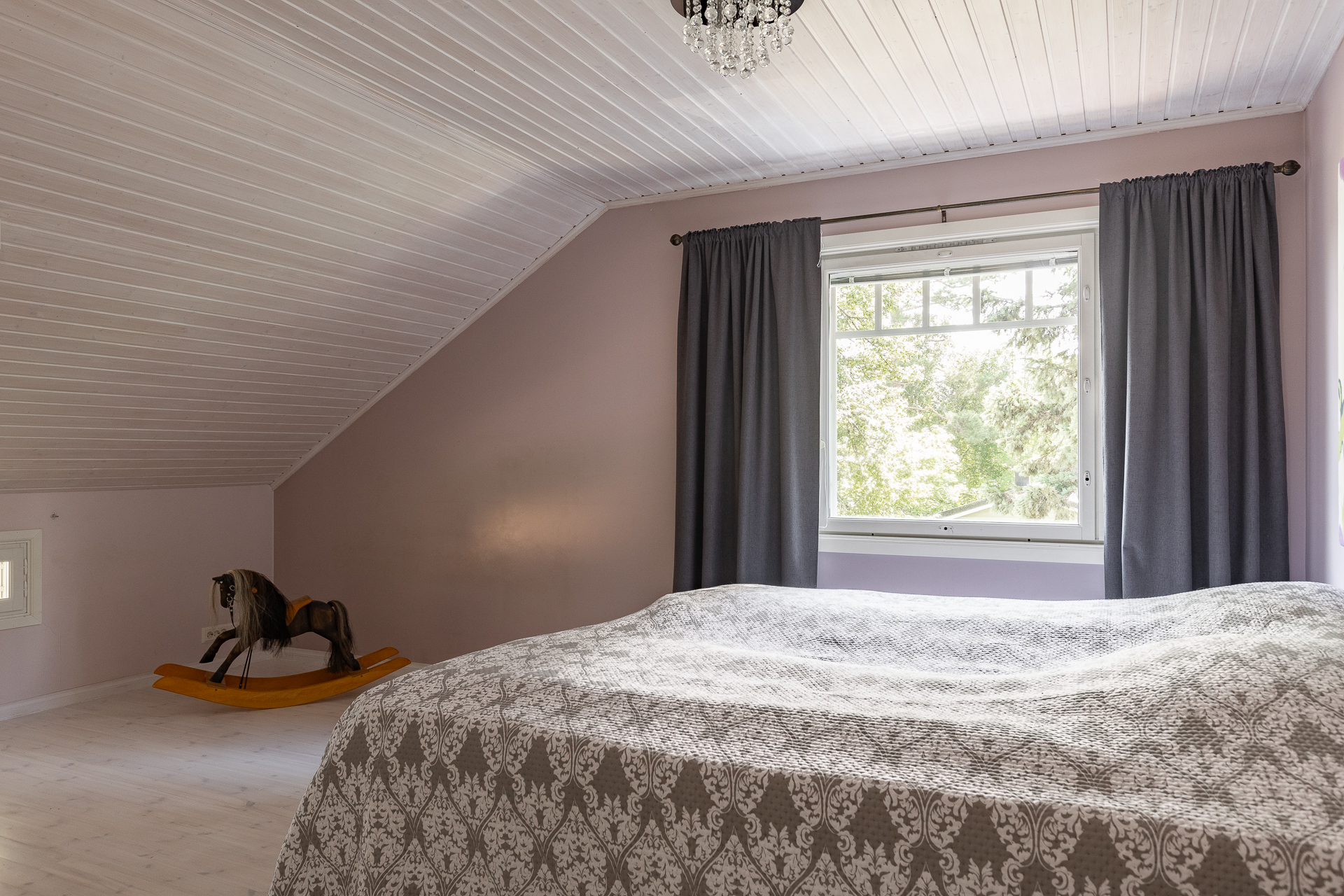 Yläkerran 1. makuuhuone