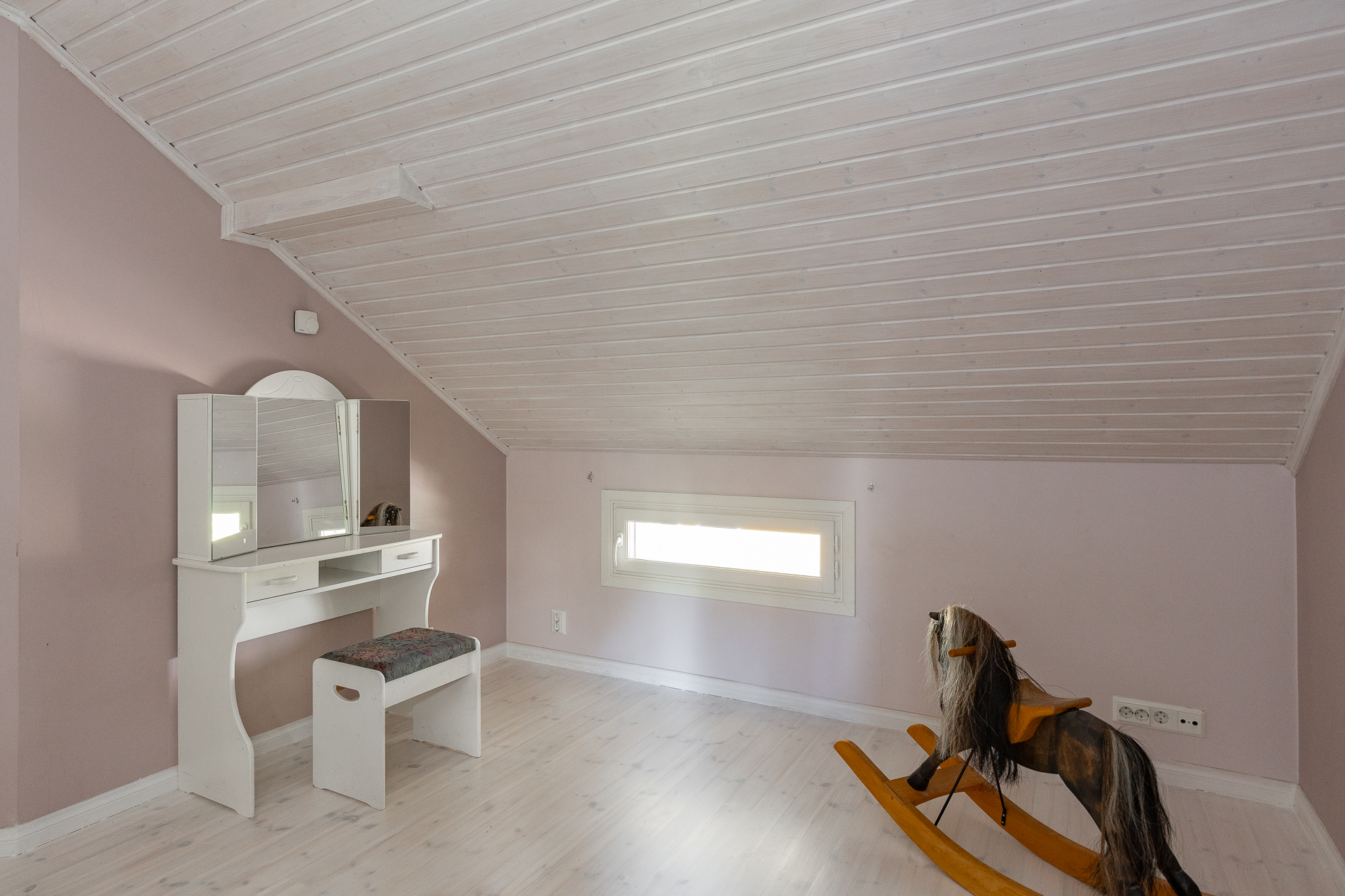 Yläkerran 1. makuuhuone