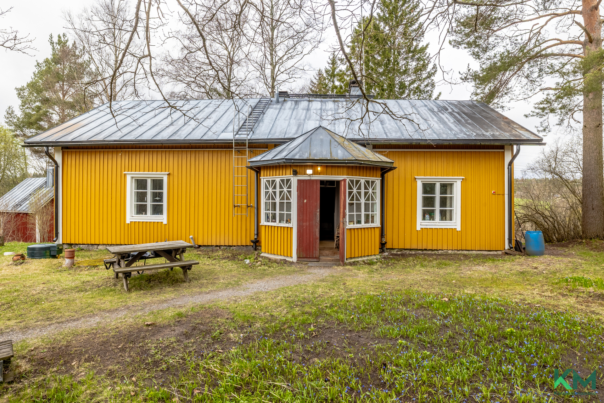 Julkisivu